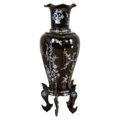 Grande vaso cinese in lacca degli anni '60-'70 con intarsi in madreperla