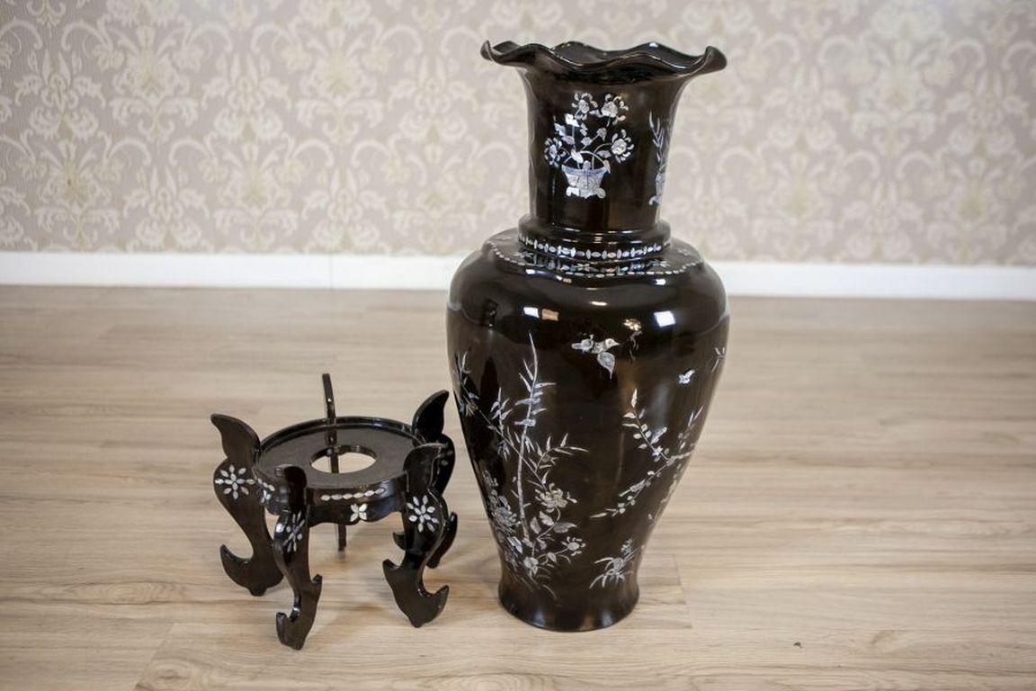 Grande vaso cinese in lacca degli anni '60-'70 con intarsi in madreperla

Un grande vaso cinese in lacca su una base a cinque gambe, decorato con motivi naturali in madreperla. Il vaso è datato agli anni '60-'70.