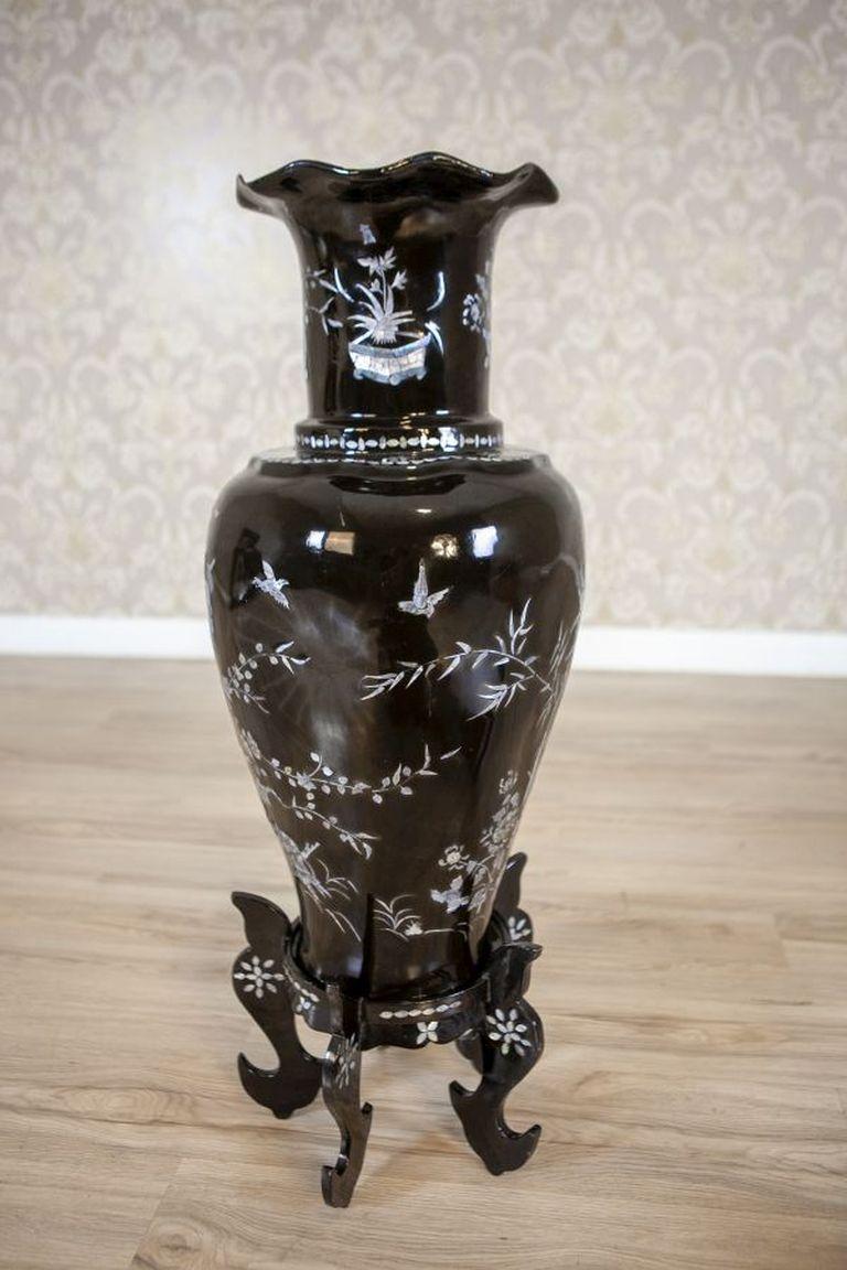 Asiatico Grande vaso cinese in lacca degli anni '60-'70 con intarsi in madreperla in vendita