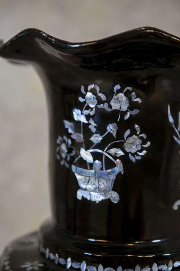 XX secolo Grande vaso cinese in lacca degli anni '60-'70 con intarsi in madreperla in vendita