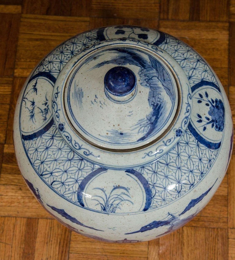 Large Chinese Late Qing Blue and White Porcelain Vase with Lid In Excellent Condition For Sale In New York, NY