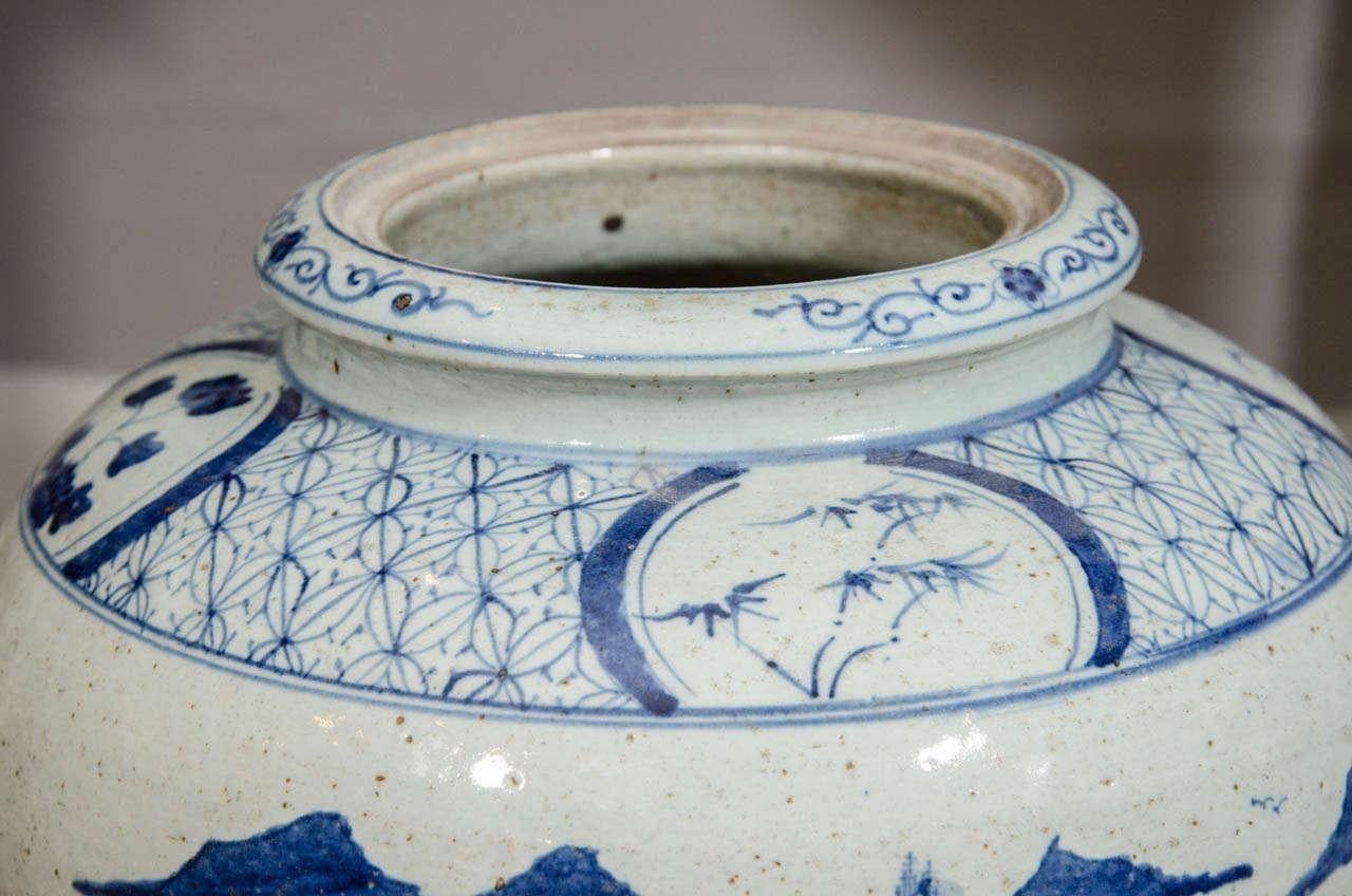 Große große chinesische Vase aus blauem und weißem Porzellan mit Deckel aus der späten Qing-Dynastie (Chinesisch) im Angebot