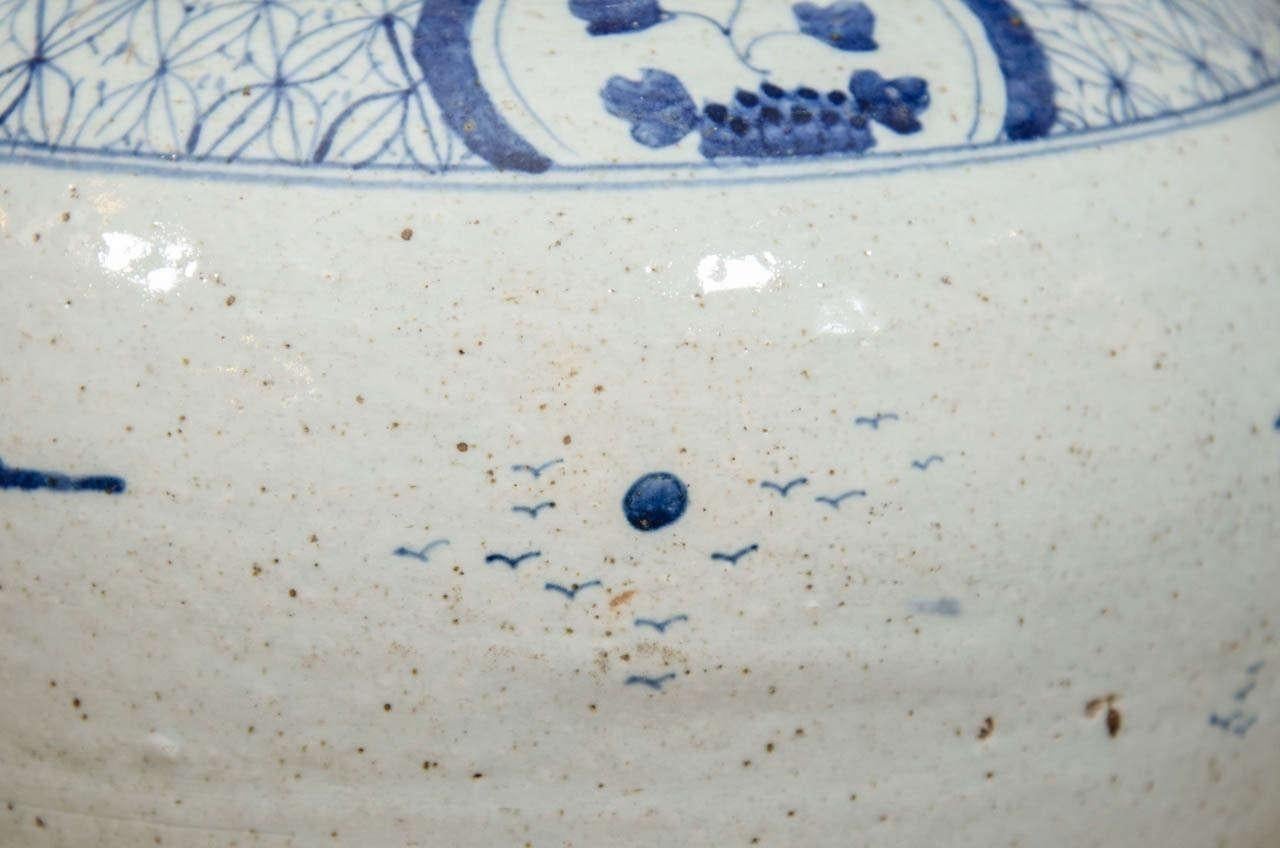 Große große chinesische Vase aus blauem und weißem Porzellan mit Deckel aus der späten Qing-Dynastie (Frühes 20. Jahrhundert) im Angebot