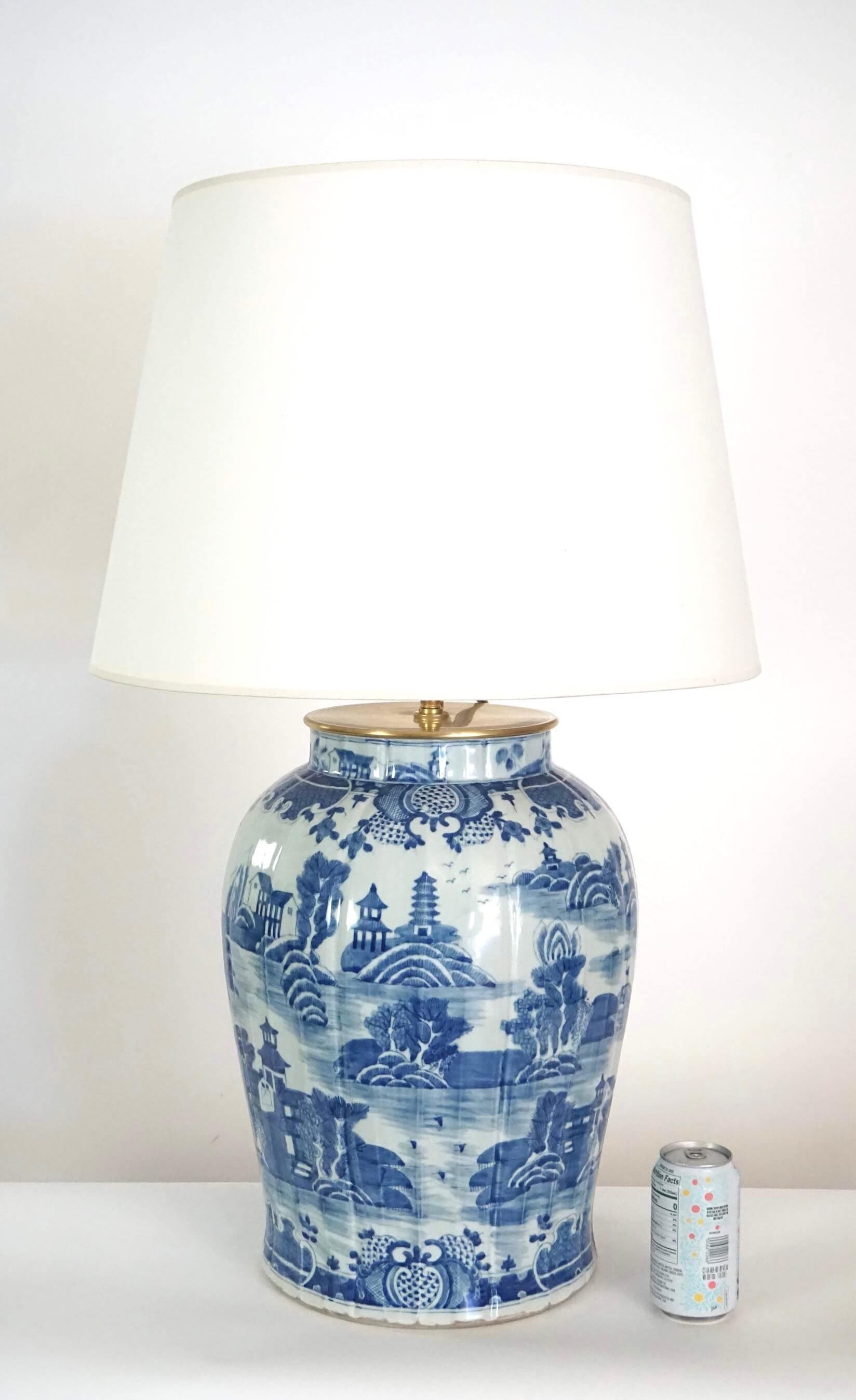 Grand vase balustre chinois de la fin de la dynastie Qing, bleu et blanc Lampe de table en vente 6