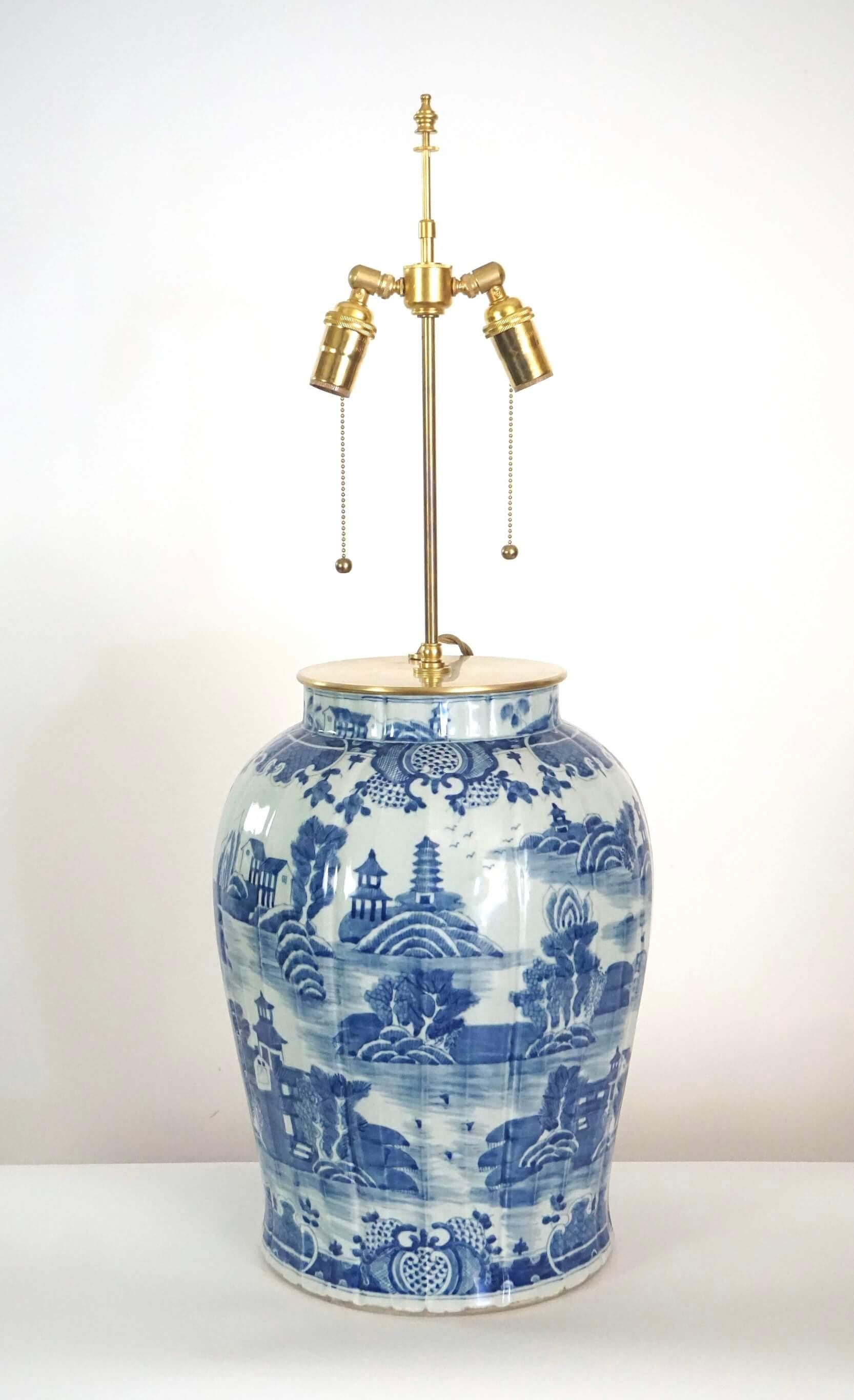 Large Chinese Late Qing Dynasty Blue and White Baluster Vase Table Lamp For Sale 8