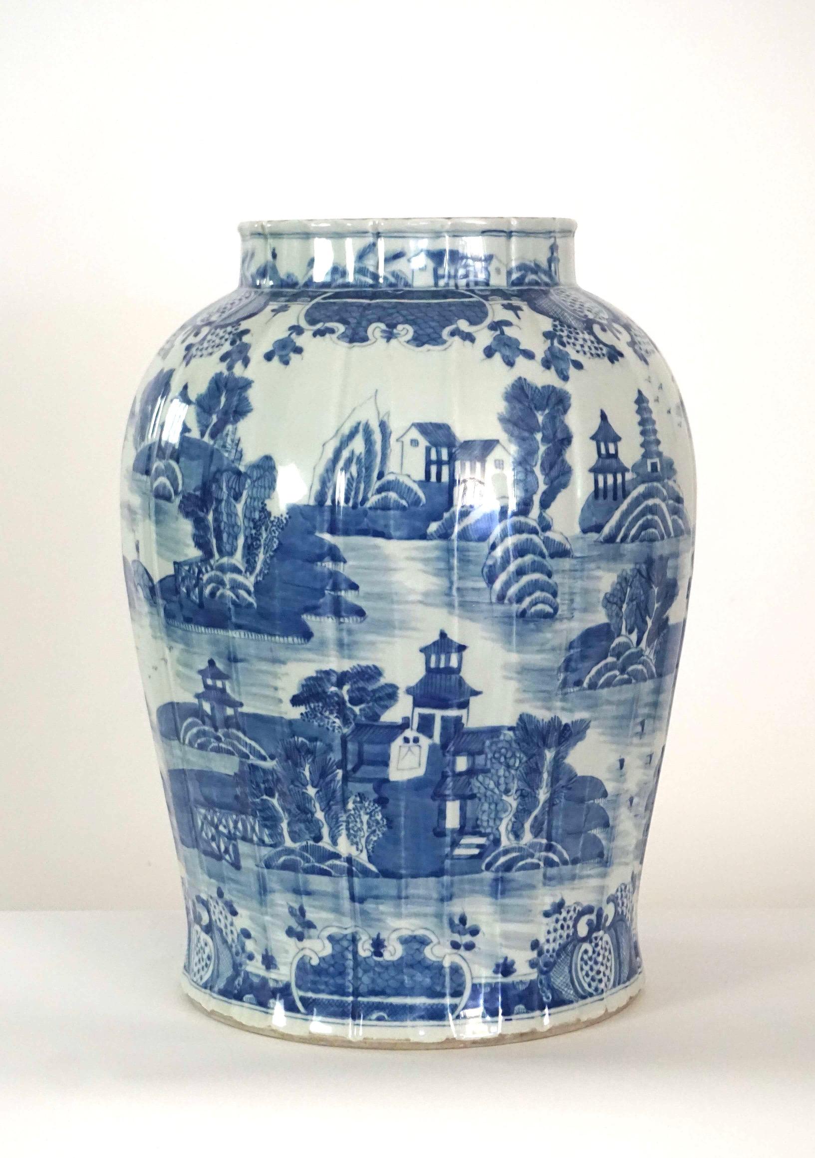 Large Chinese Late Qing Dynasty Blue and White Baluster Vase Table Lamp For Sale 1