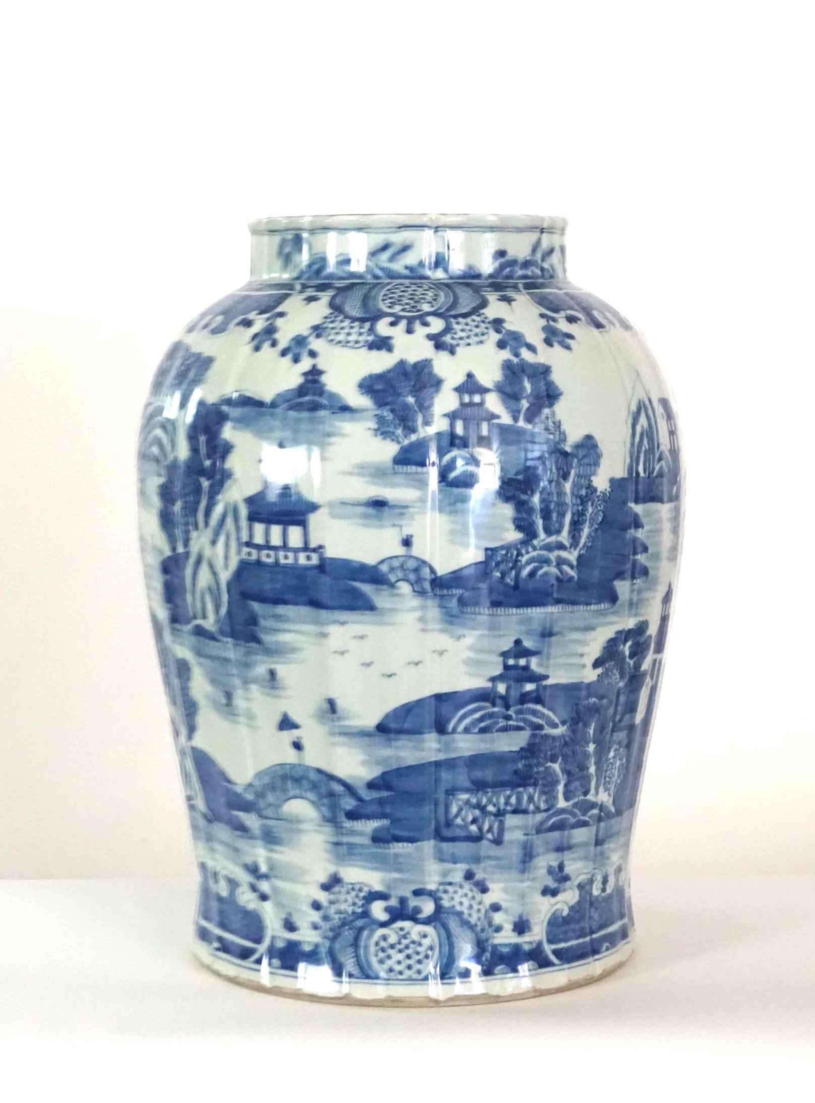 Large Chinese Late Qing Dynasty Blue and White Baluster Vase Table Lamp For Sale 2