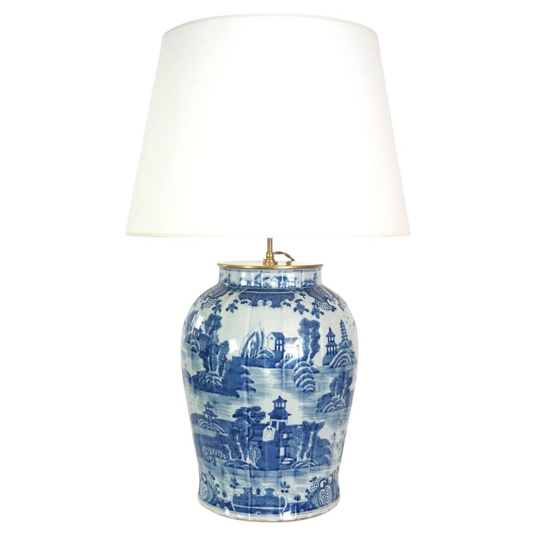 Grande lampada da tavolo cinese della tarda dinastia Qing con vaso a  balaustro bianco e blu in vendita su 1stDibs