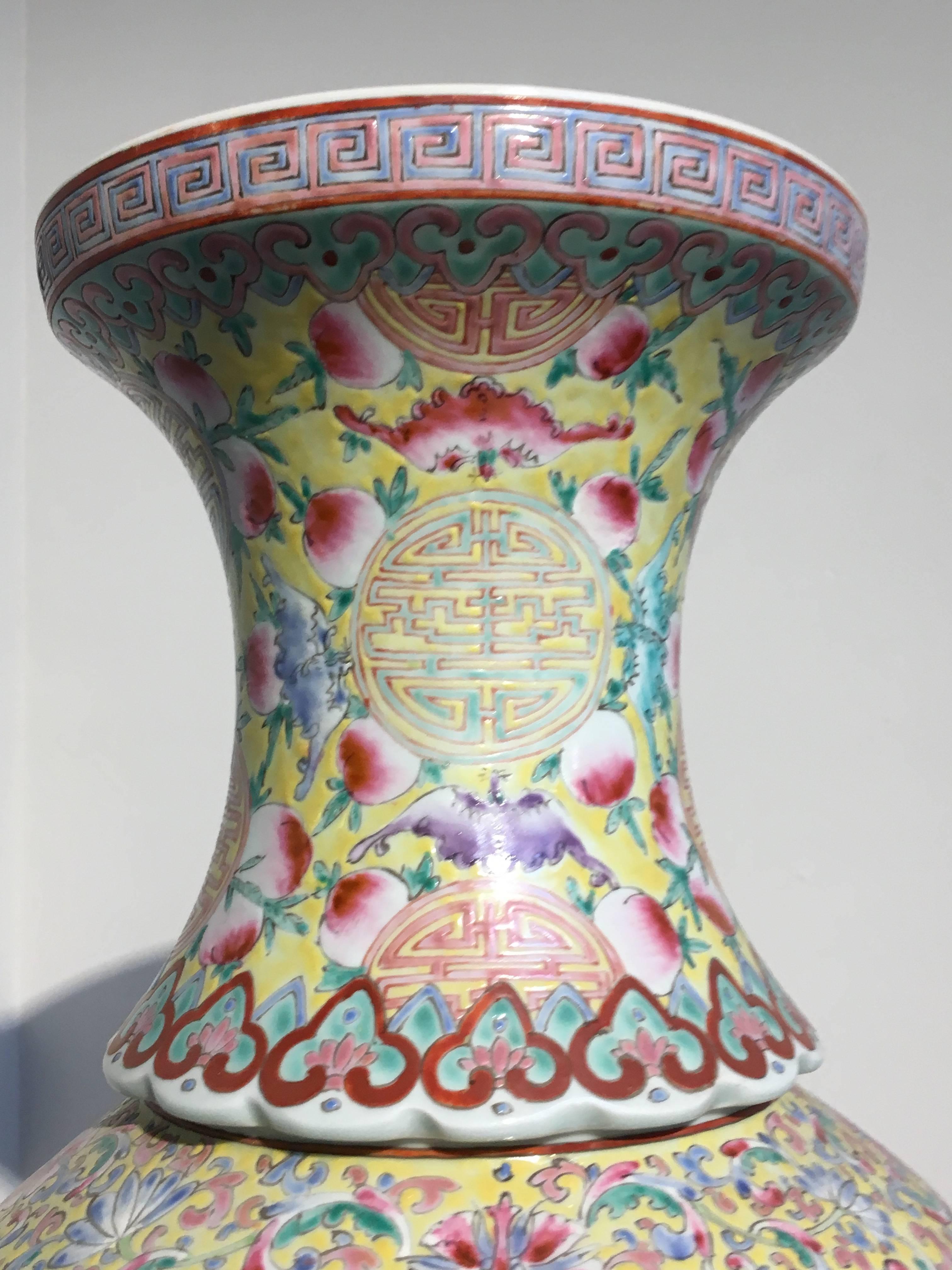 Große große chinesische Famille Jaune et Rose Porzellanvase aus der späten Republikzeit (Emailliert) im Angebot