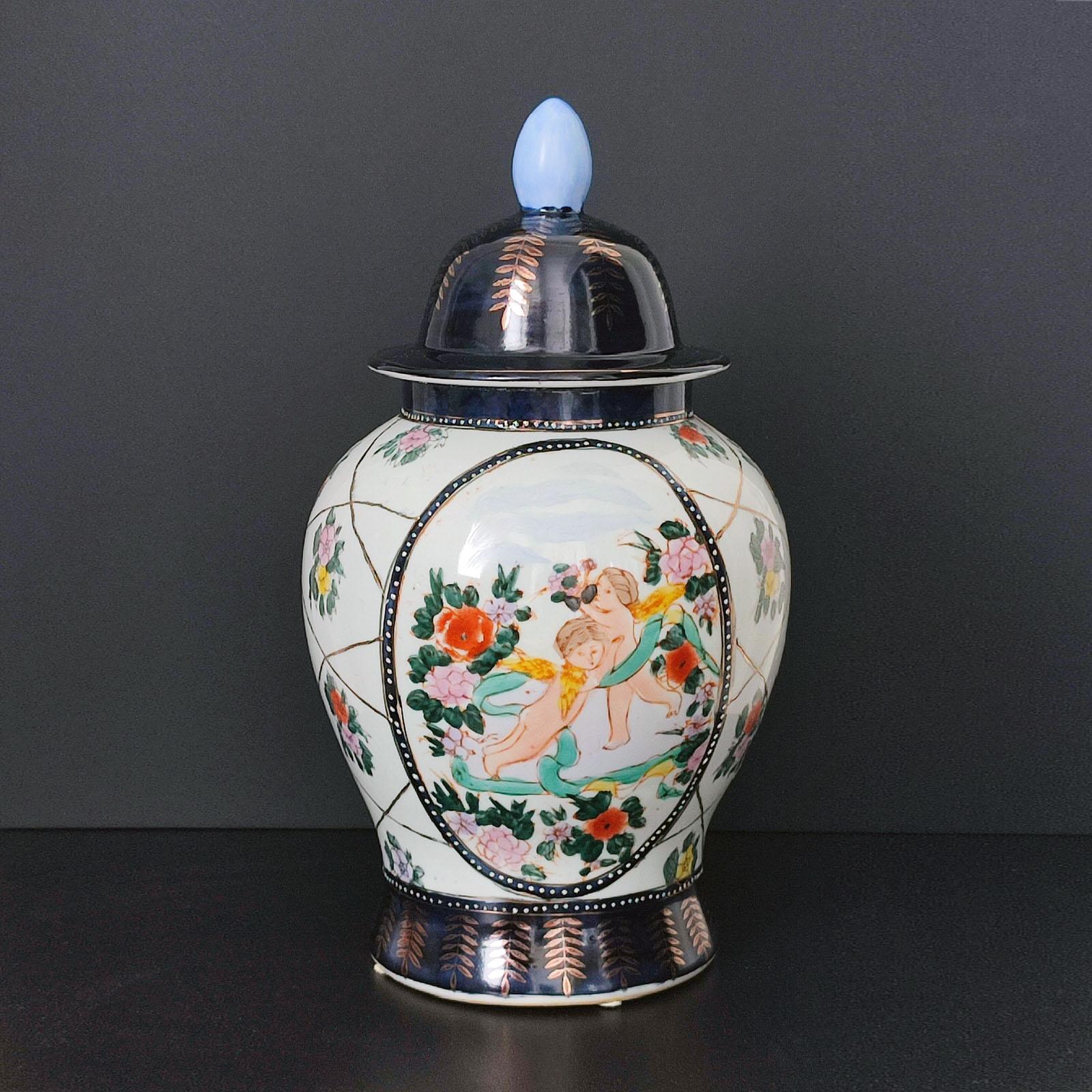 Chinois Grande jarre chinoise à couvercle avec décor de Cupidon en vente