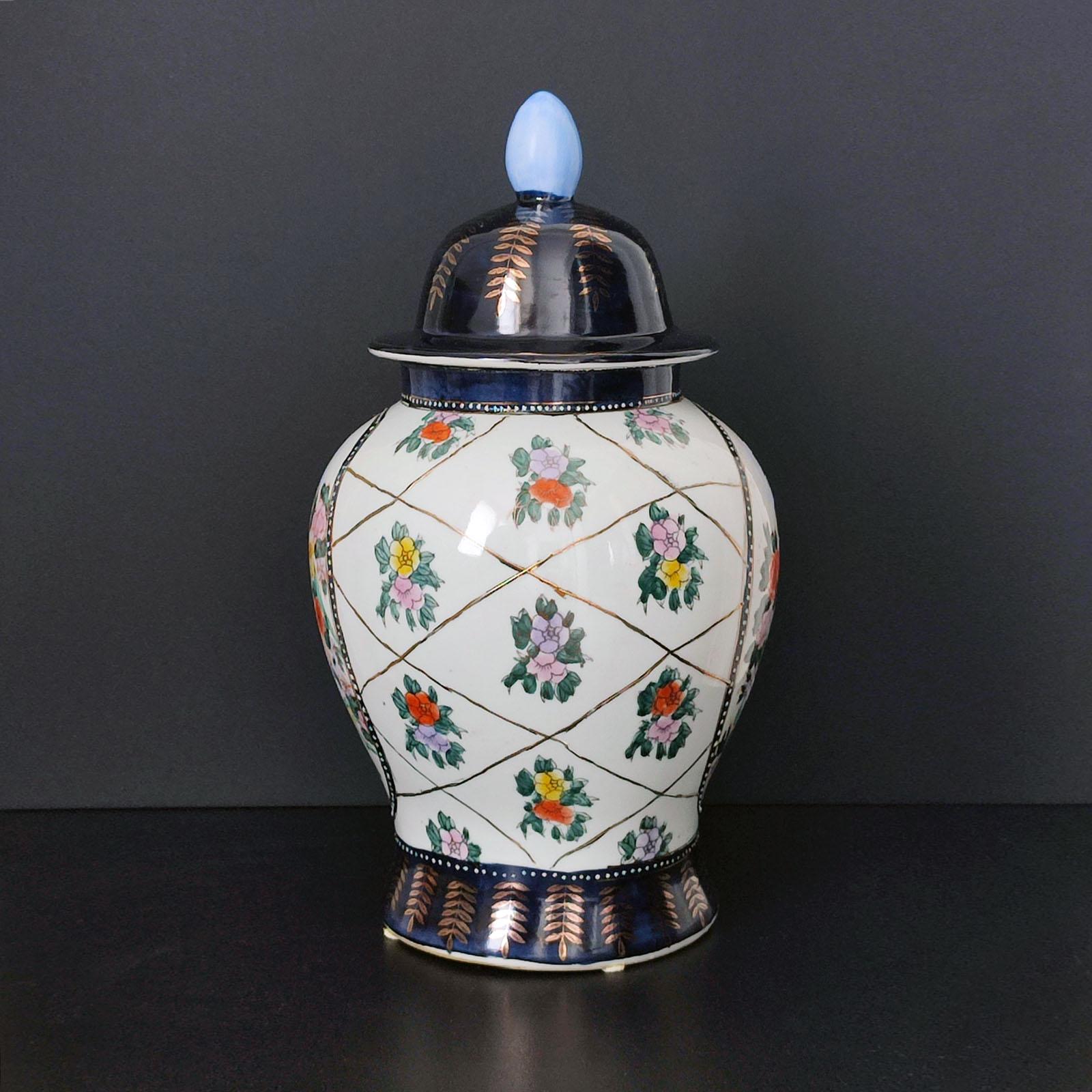 Cinese Grande vaso cinese con coperchio e decorazione di Cupido in vendita