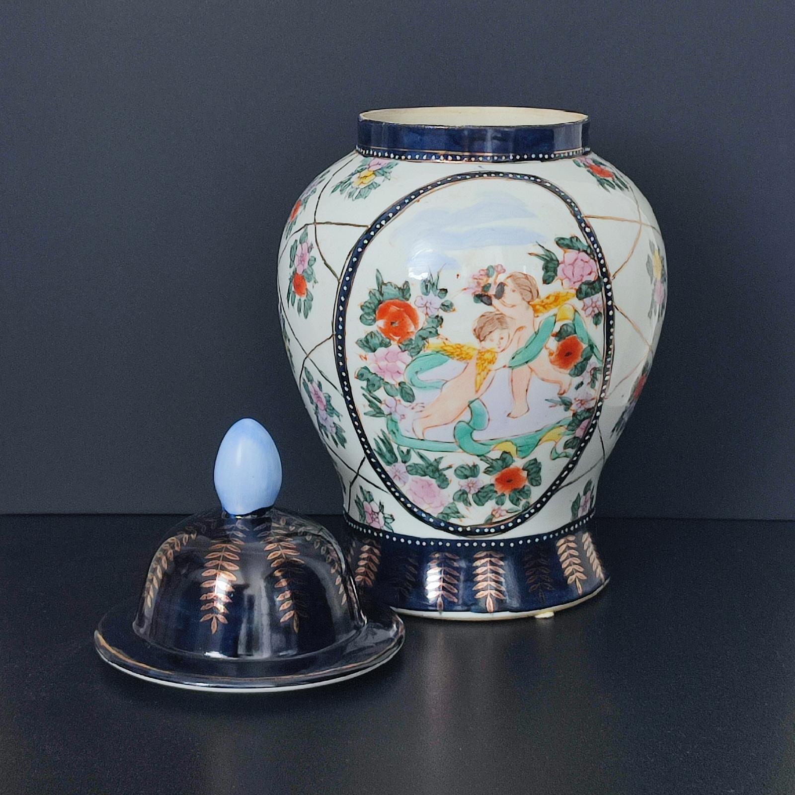 Dipinto a mano Grande vaso cinese con coperchio e decorazione di Cupido in vendita