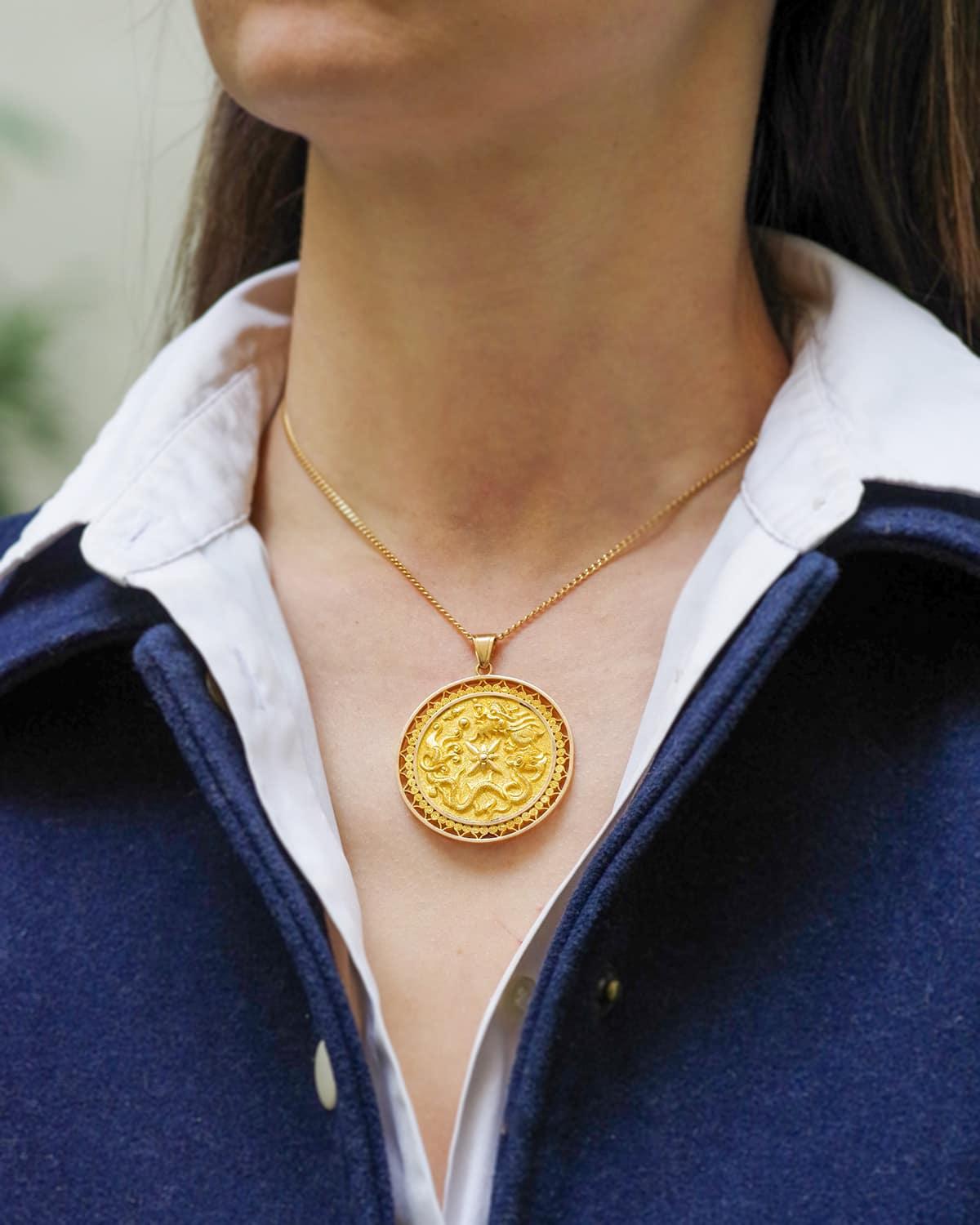 Large Chinese lucky pendant in solid 18k gold, Circular medallion, peace In condizioni buone in vendita a PARIS, FR
