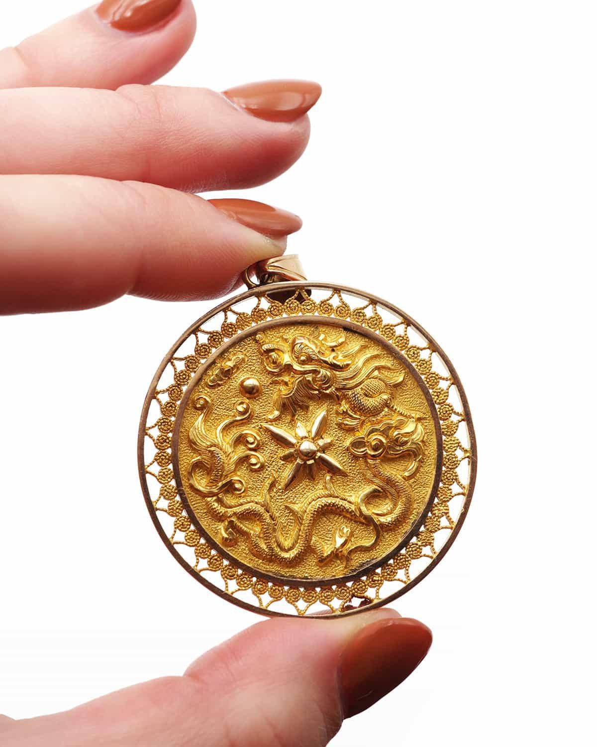 Donna Large Chinese lucky pendant in solid 18k gold, Circular medallion, peace in vendita