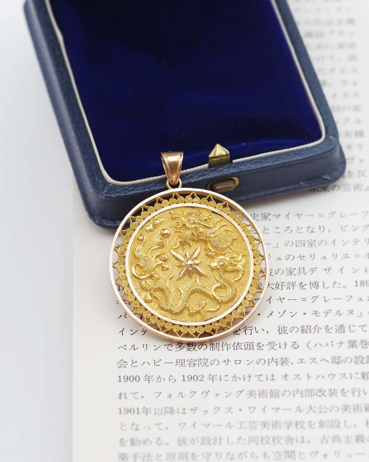 Large Chinese lucky pendant in solid 18k gold, Circular medallion, peace in vendita 1