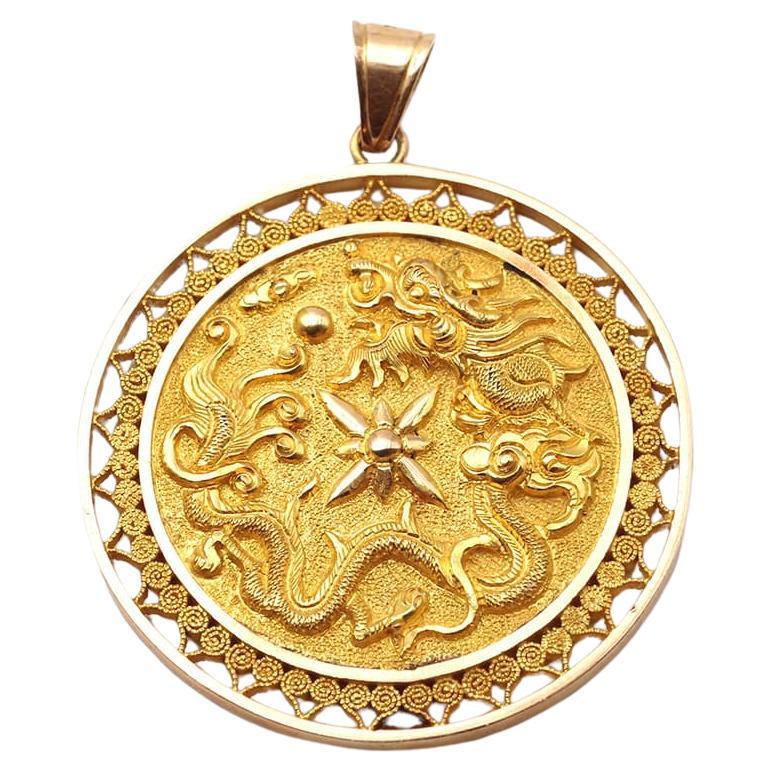 Large Chinese lucky pendant in solid 18k gold, Circular medallion, peace