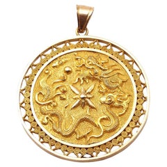 Large Chinese lucky pendant in solid 18k gold, Circular medallion, peace