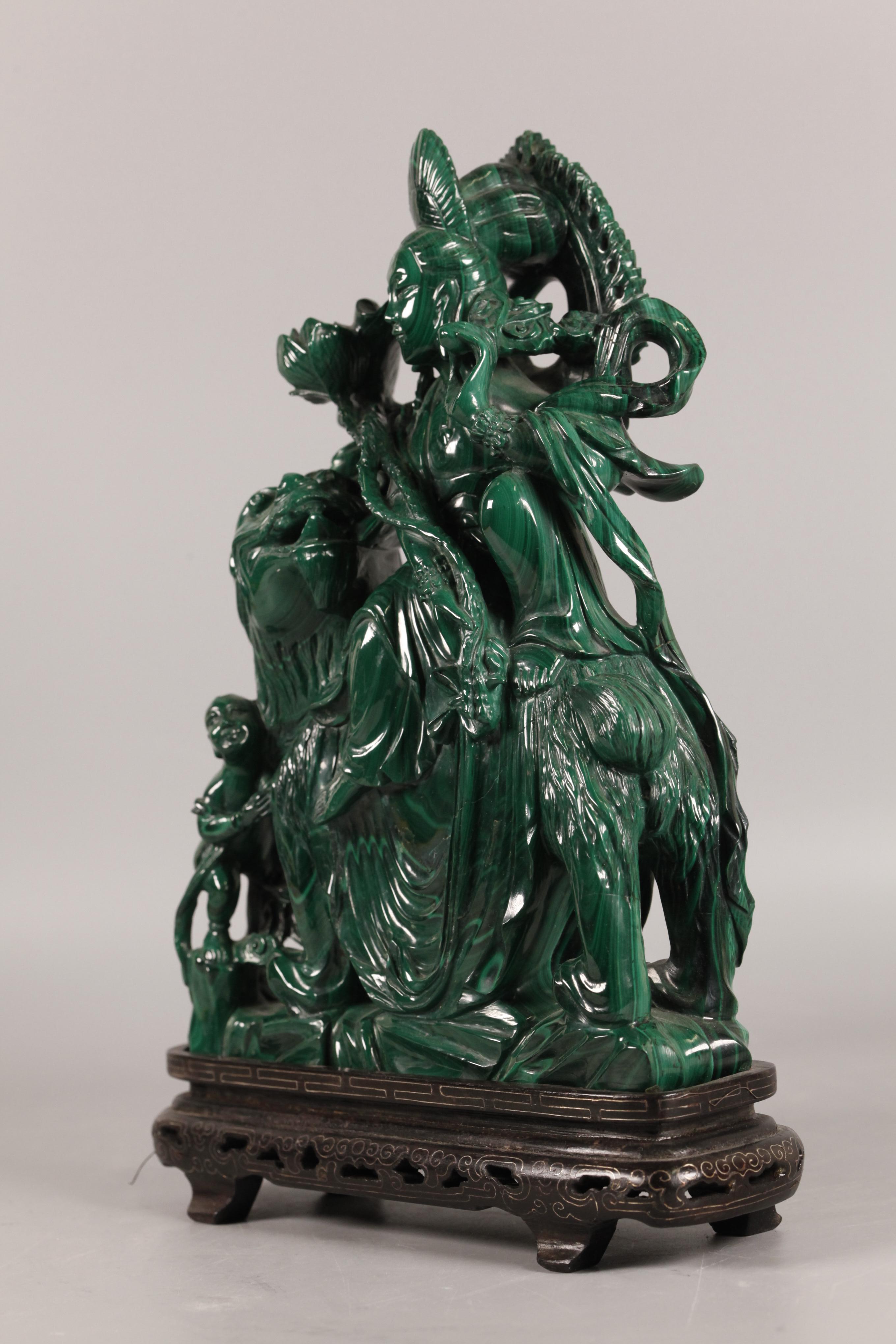sur une base en bois ajustée ; 3in(D&H) x 8in(W) x 10.8in(H) sont les dimensions totales de la sculpture en malachite avec la base en bois.