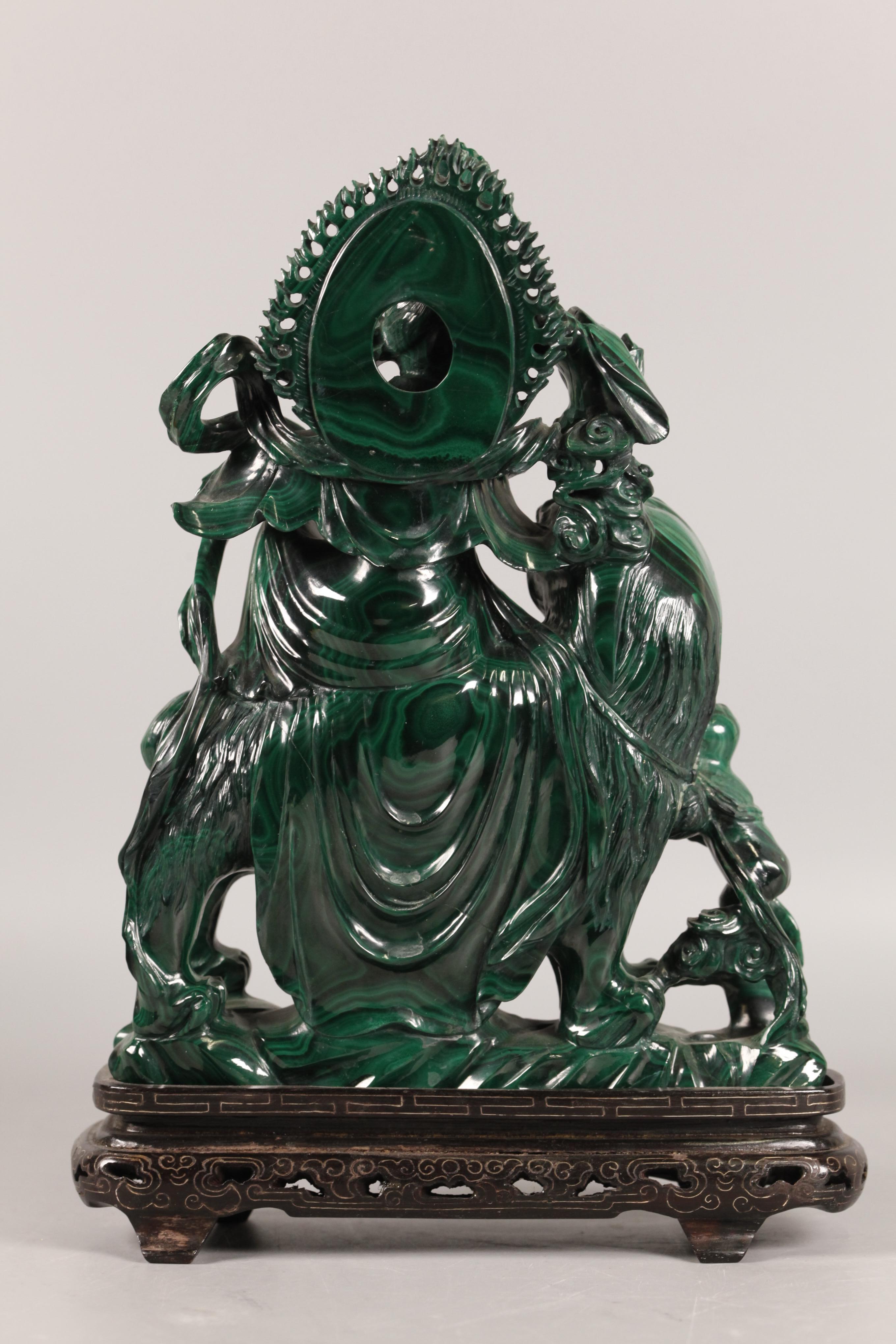 Chinois Grande sculpture chinoise en malachite représentant une divinité assise au sommet d'un lion en vente