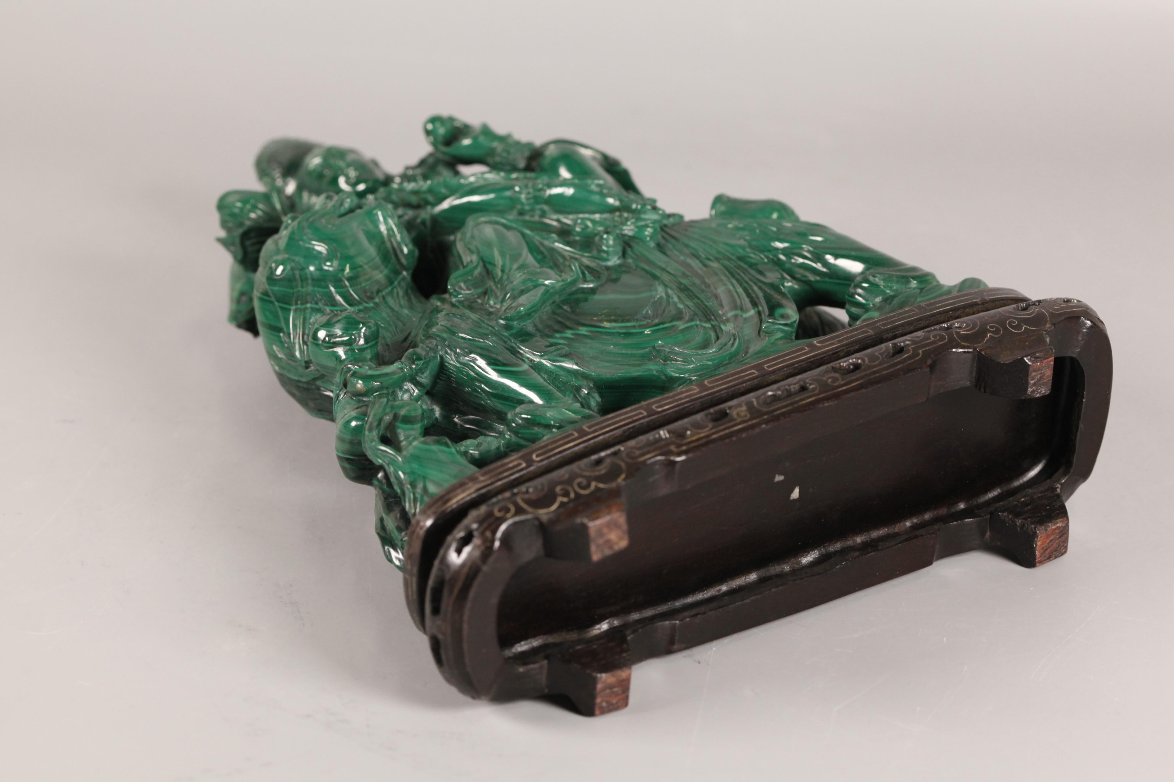 Grande sculpture chinoise en malachite représentant une divinité assise au sommet d'un lion Bon état - En vente à New York, NY