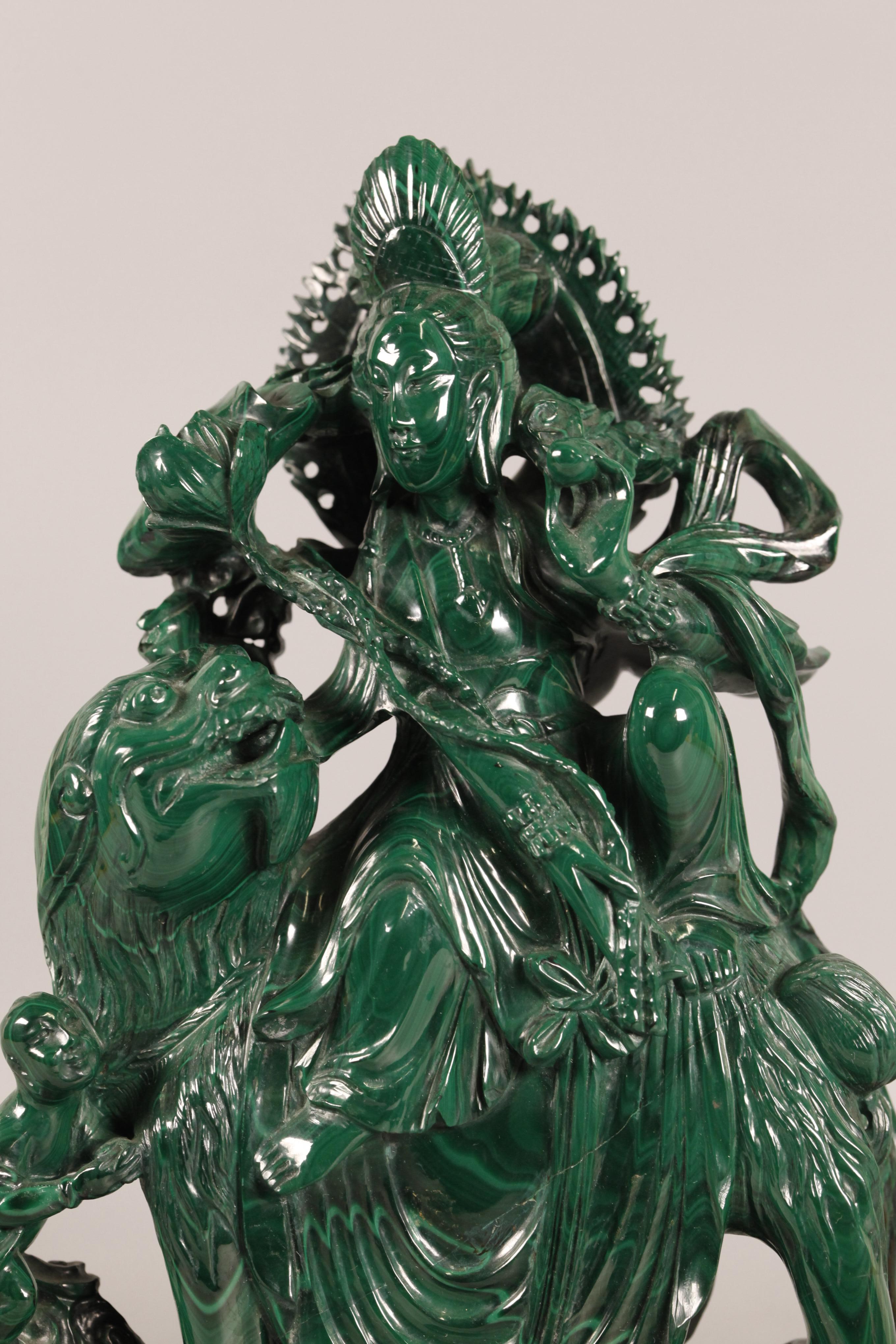 XIXe siècle Grande sculpture chinoise en malachite représentant une divinité assise au sommet d'un lion en vente