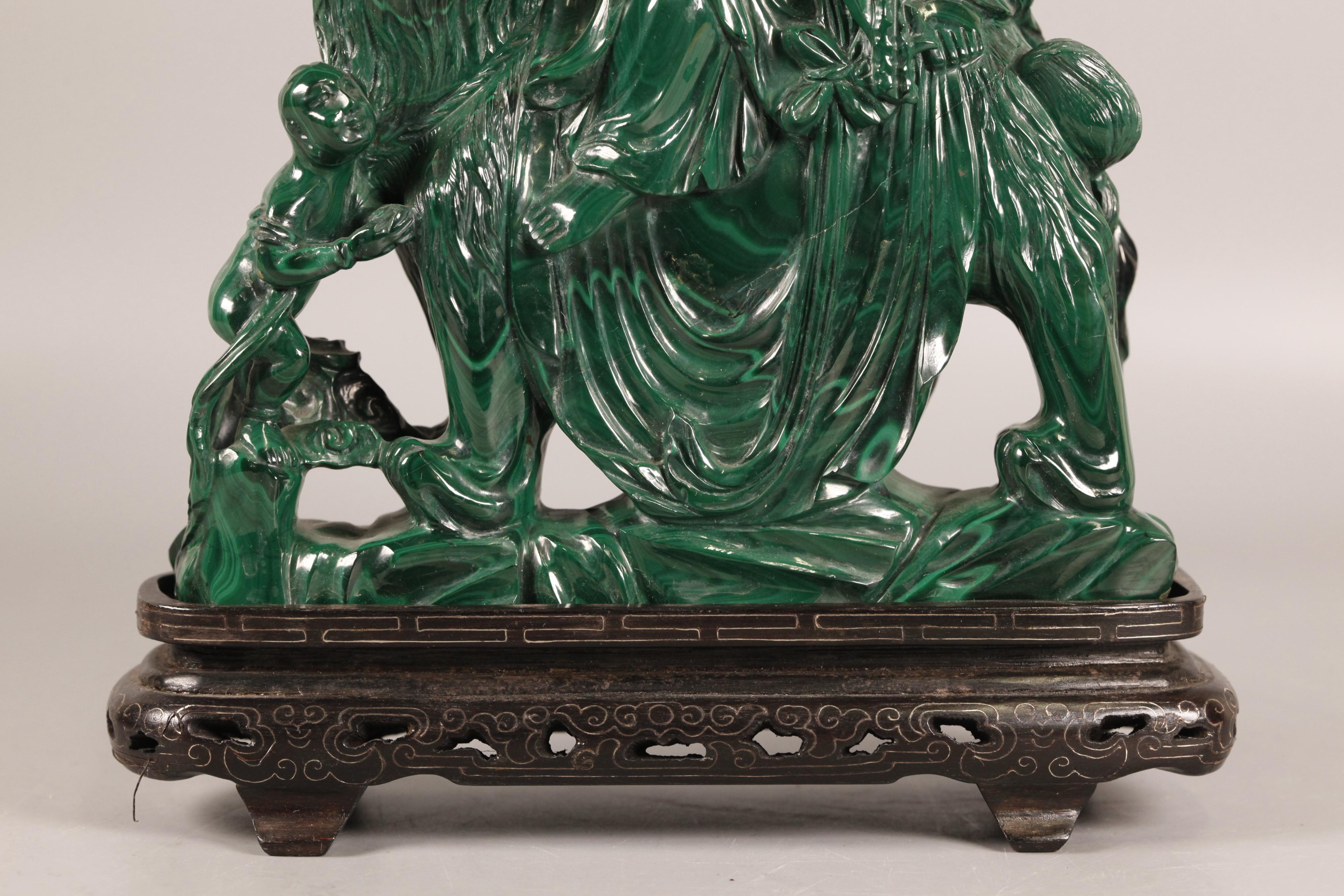 Malachite Grande sculpture chinoise en malachite représentant une divinité assise au sommet d'un lion en vente