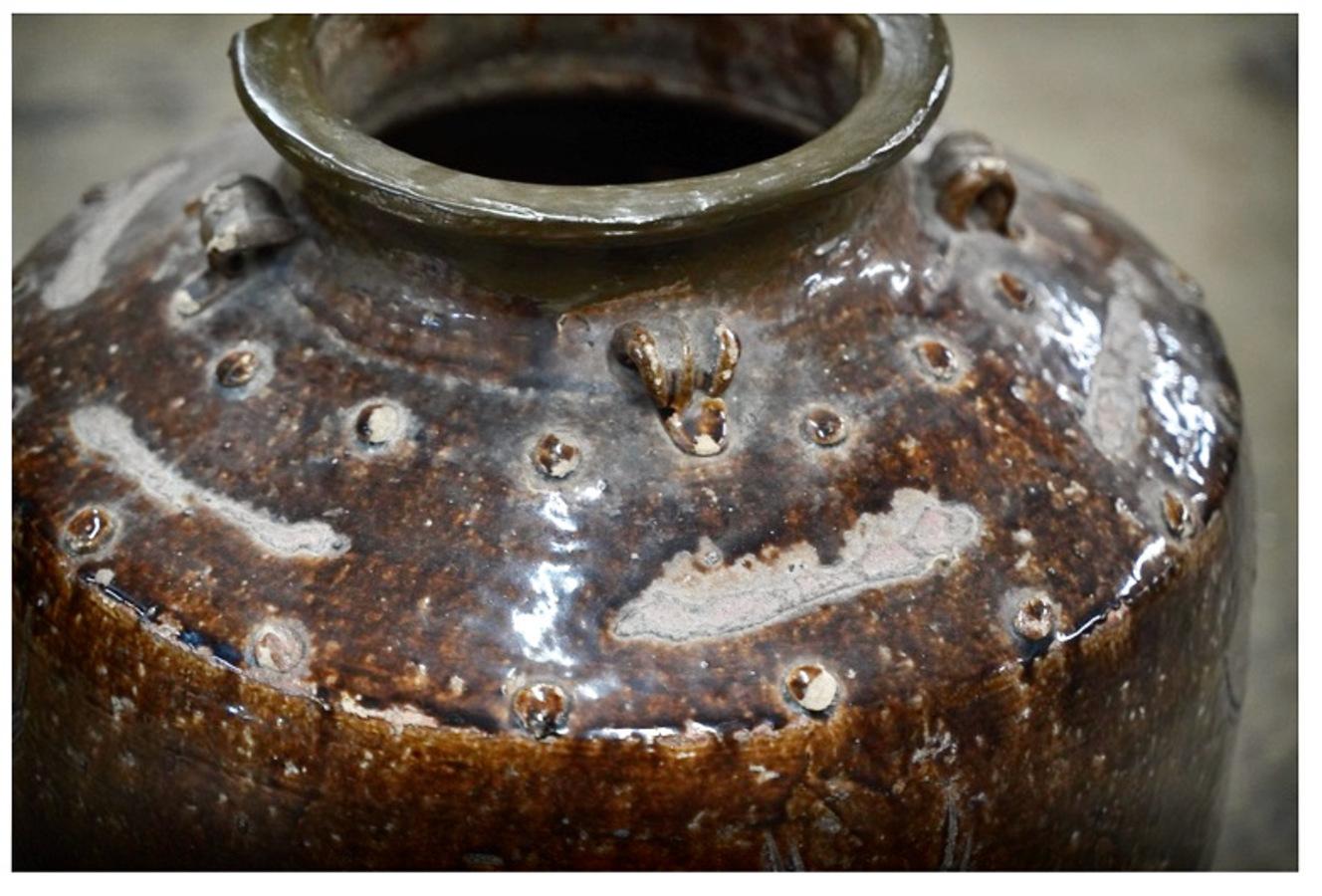 Dies ist eine große chinesische Martaban-Kanne aus Steinzeug des 17. Jahrhunderts. Martancan-Krüge wurden zur Aufbewahrung von Lebensmitteln wie Getreide, Tee, Öl etc. entwickelt. Die größeren Gefäße wurden für den Transport anderer zerbrechlicher