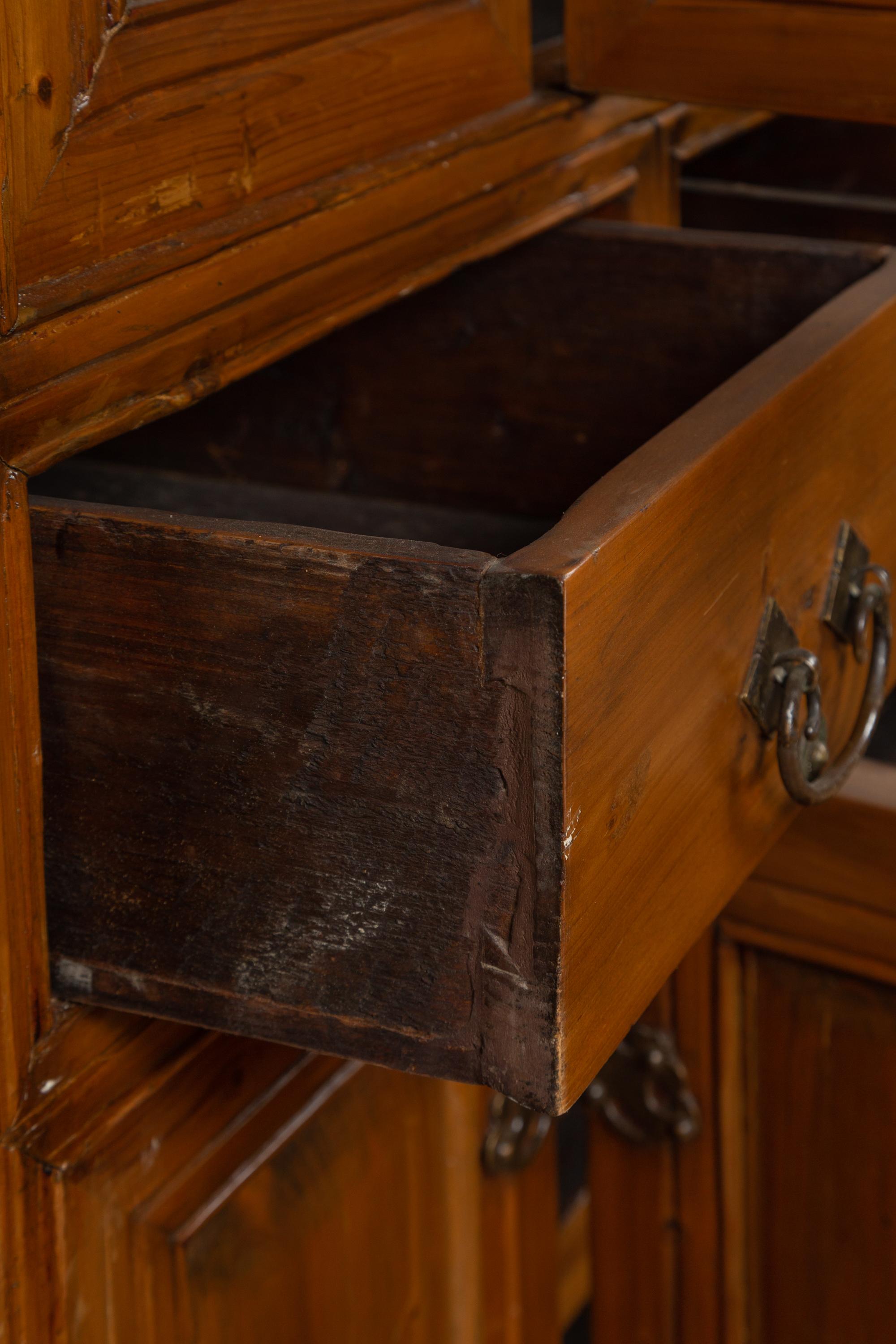 Großer Holzschrank aus der Qing Dynasty des 19. Jahrhunderts mit getäfelten Türen und Schubladen im Angebot 10