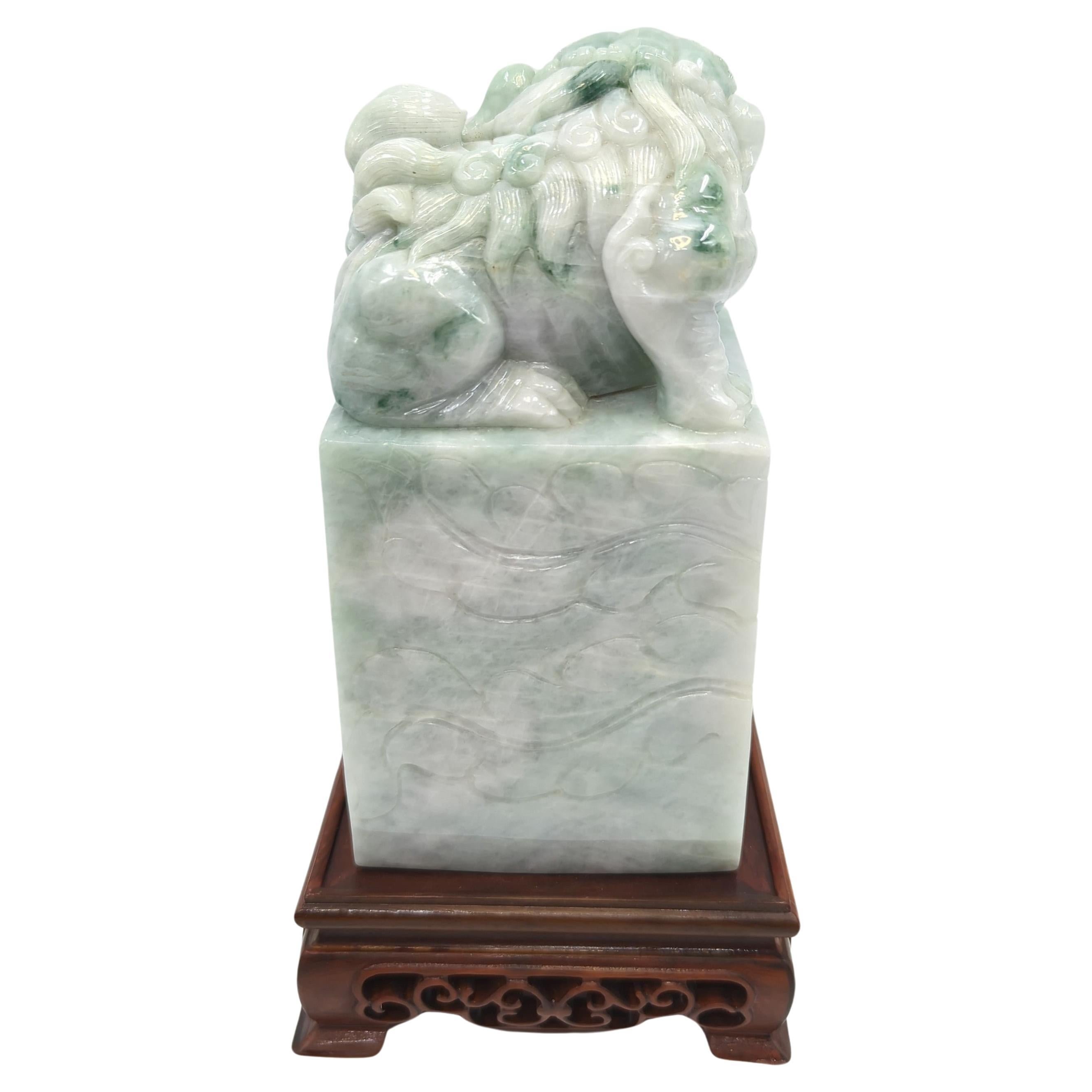 Large Chinese Natural Untreated Jadeite Foo Dog Lion Seal Stone Carving w Stand Excellent état - En vente à Richmond, CA