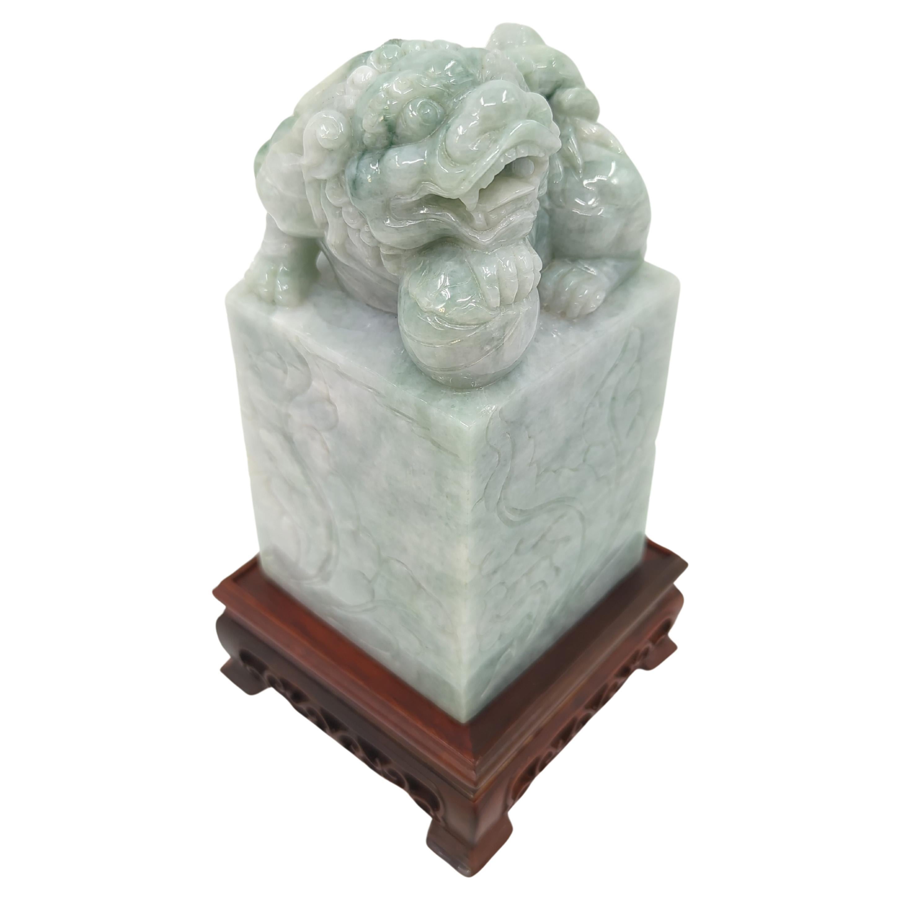 20ième siècle Large Chinese Natural Untreated Jadeite Foo Dog Lion Seal Stone Carving w Stand en vente