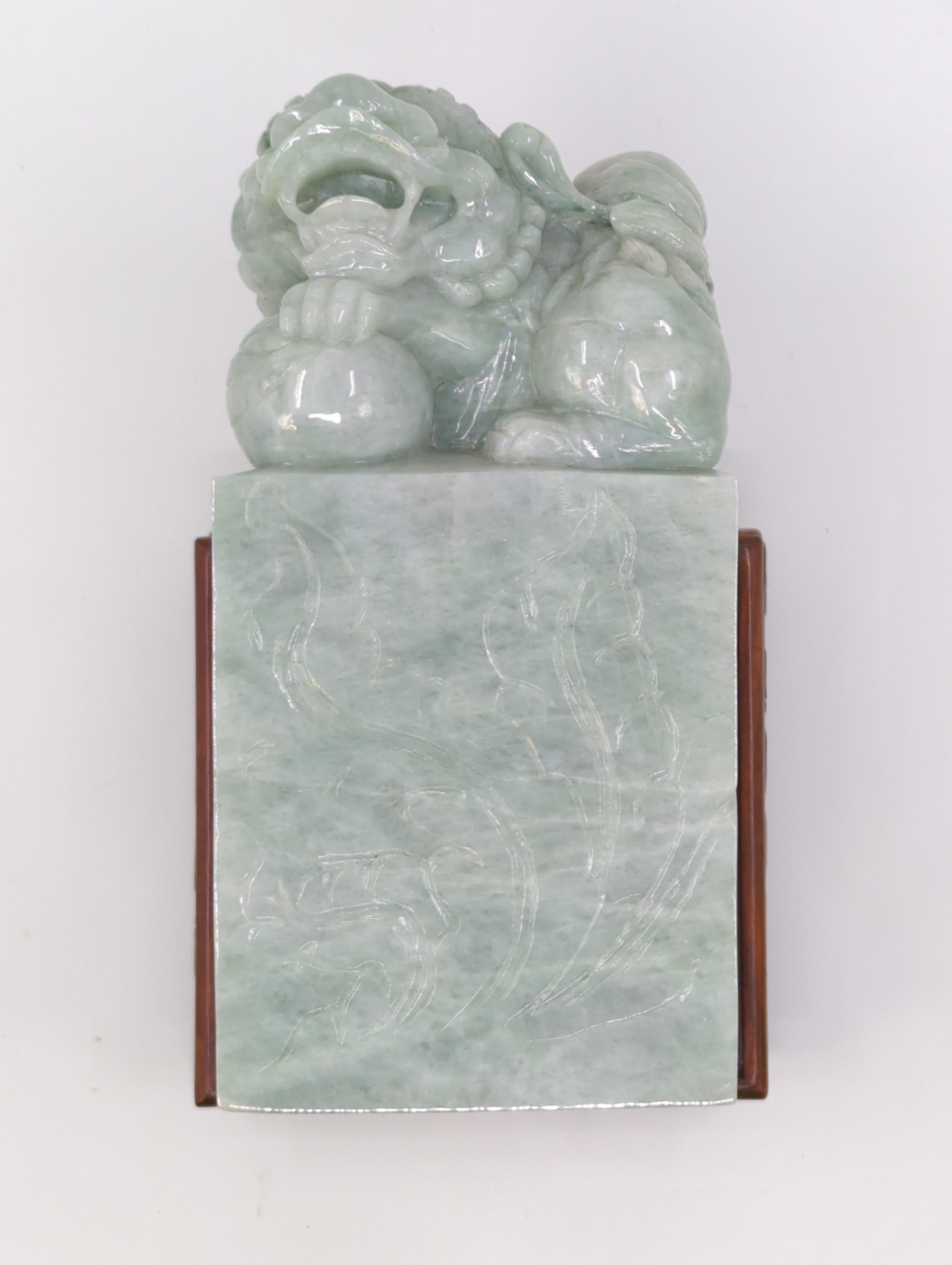 Large Chinese Natural Untreated Jadeite Foo Dog Lion Seal Stone Carving w Stand en vente 2