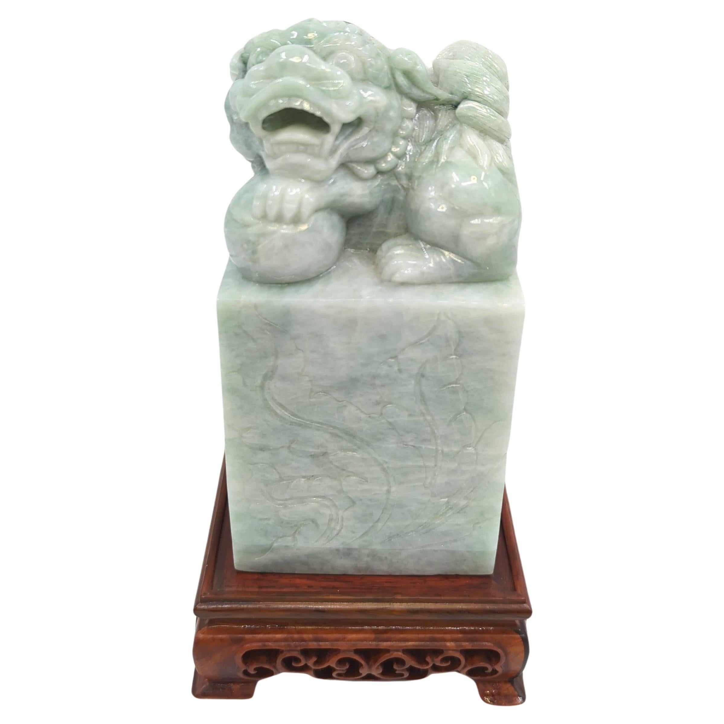 Exportation chinoise Large Chinese Natural Untreated Jadeite Foo Dog Lion Seal Stone Carving w Stand en vente