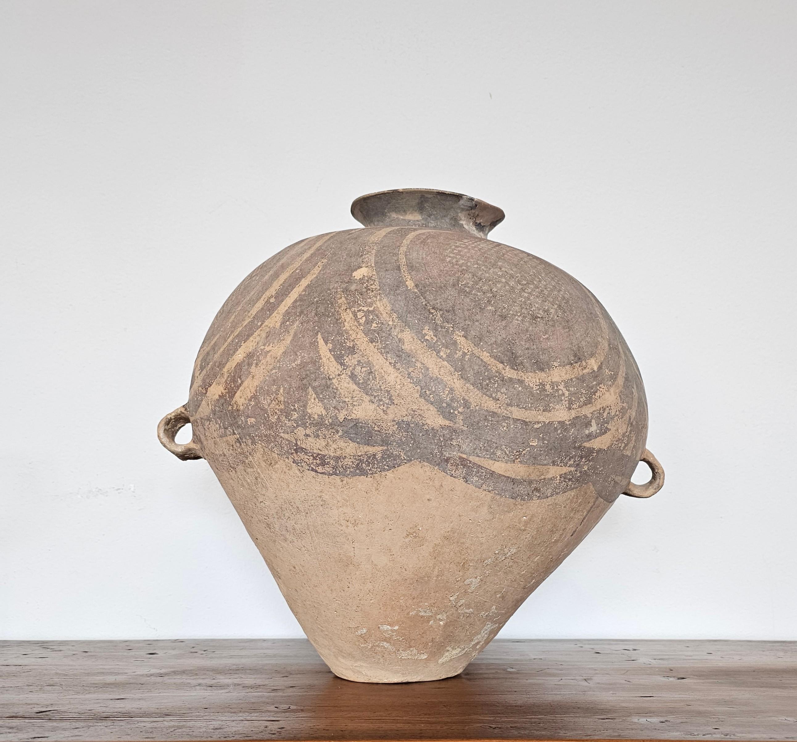 Grande poterie en argile peinte de la période néolithique chinoise Banshan Hu avec poignée en vente 2