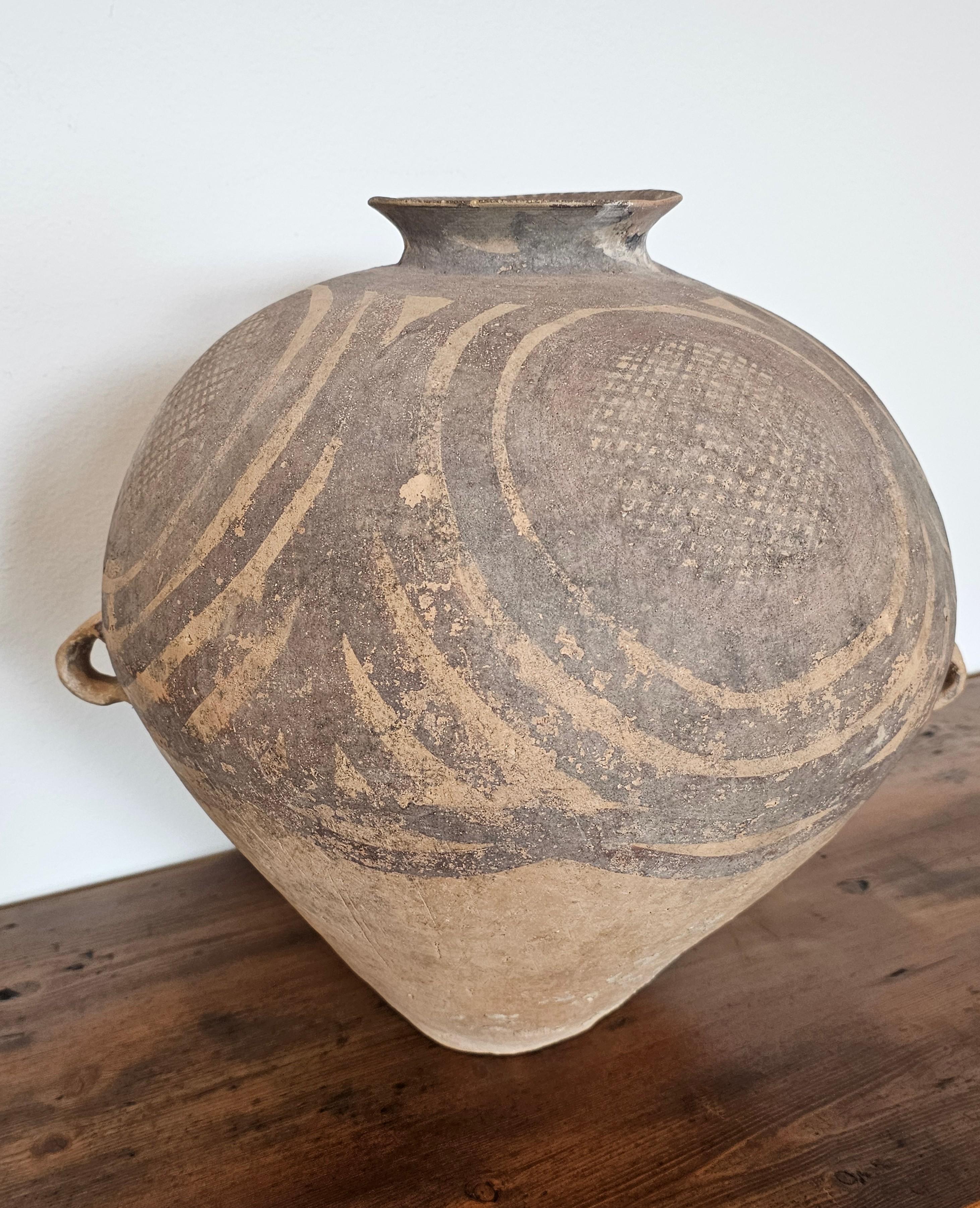 Grande poterie en argile peinte de la période néolithique chinoise Banshan Hu avec poignée en vente 4