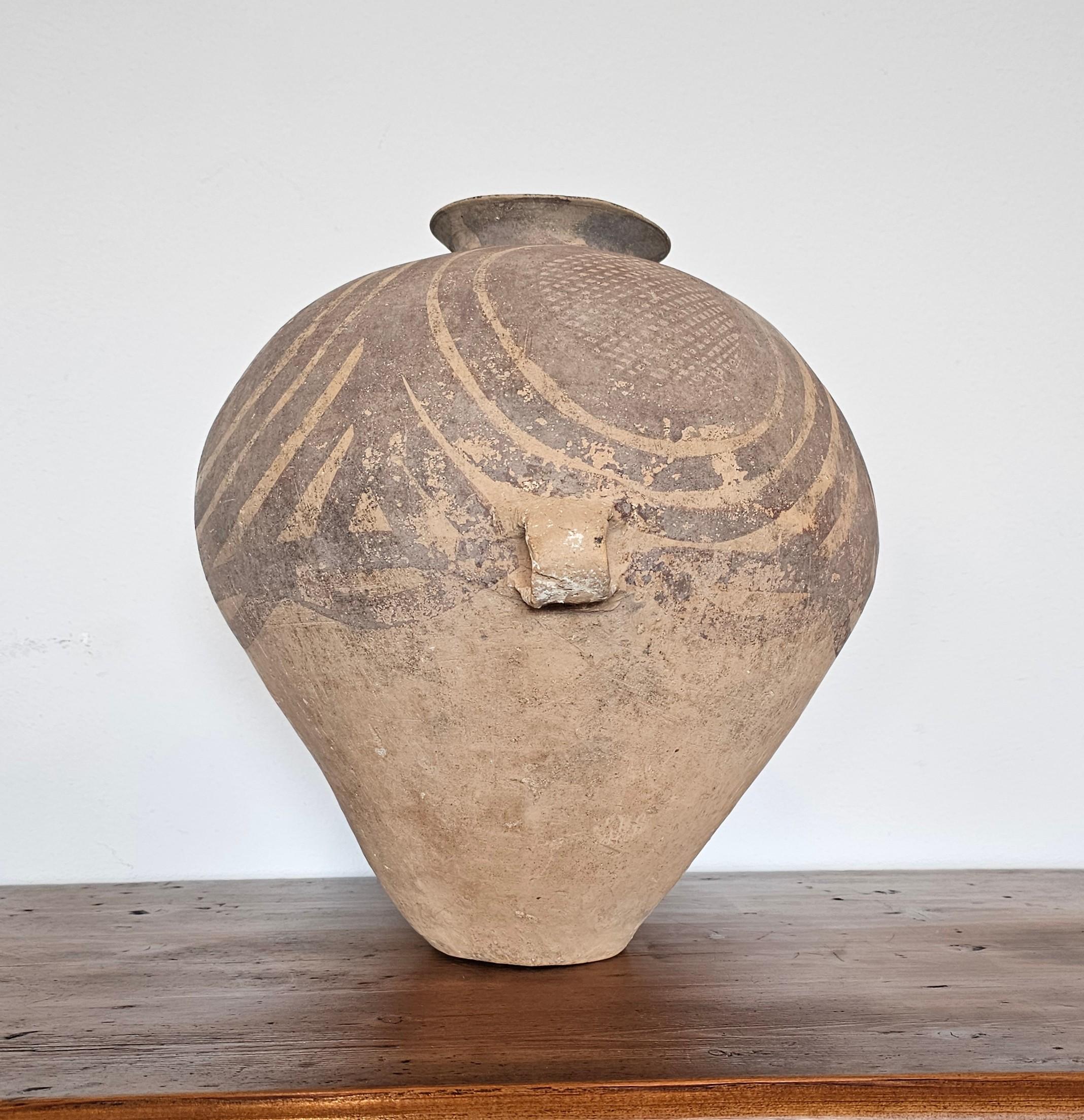 Grande poterie en argile peinte de la période néolithique chinoise Banshan Hu avec poignée en vente 5