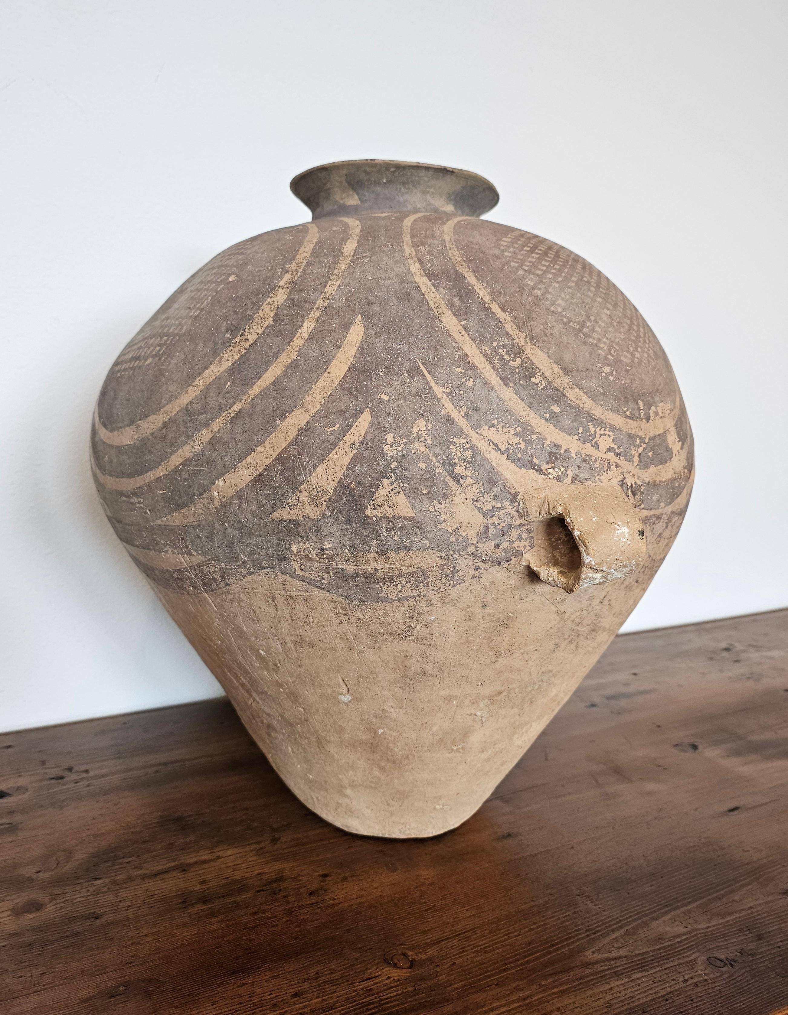 Grande poterie en argile peinte de la période néolithique chinoise Banshan Hu avec poignée en vente 6