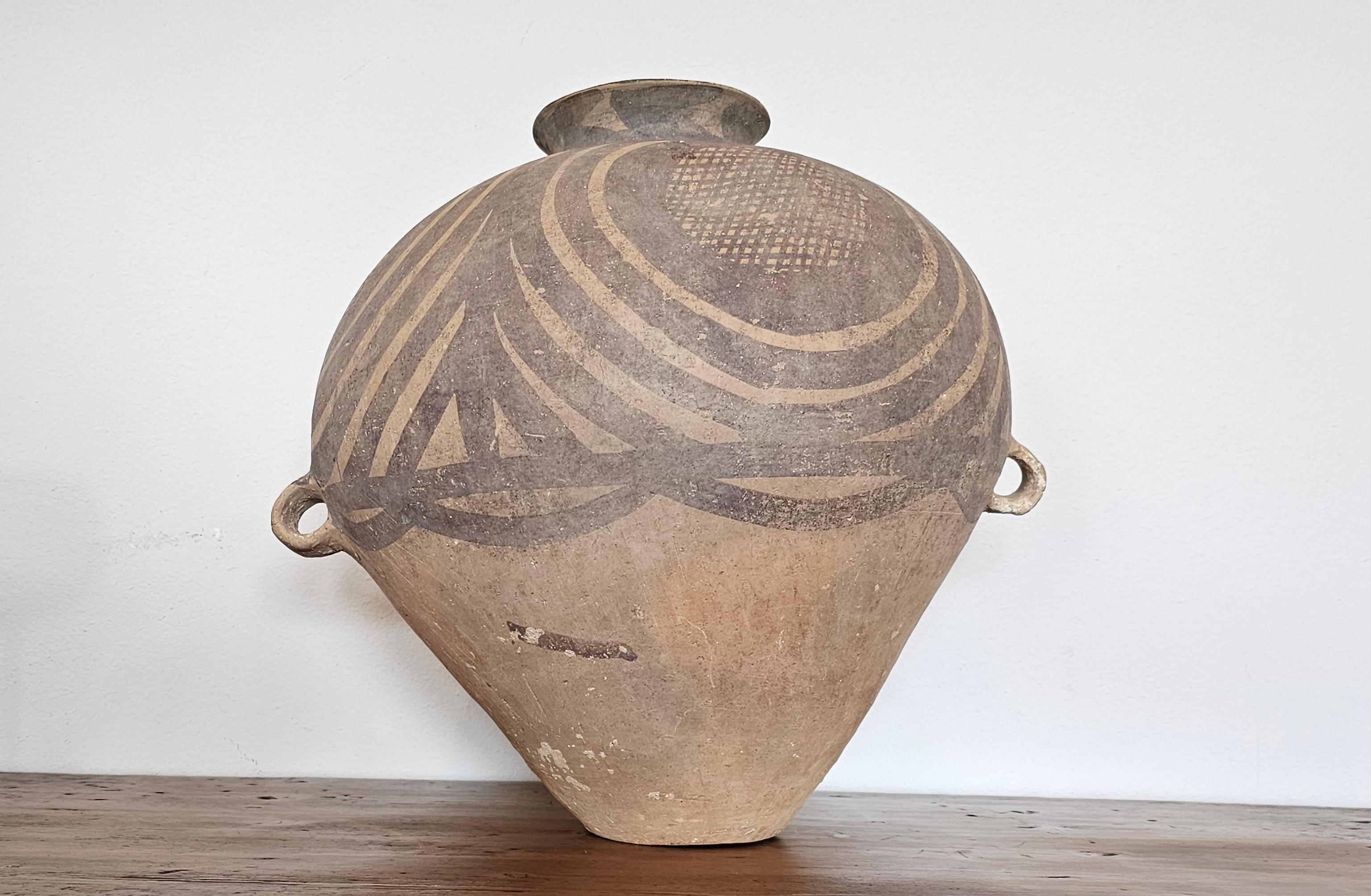 Grande poterie en argile peinte de la période néolithique chinoise Banshan Hu avec poignée en vente 7