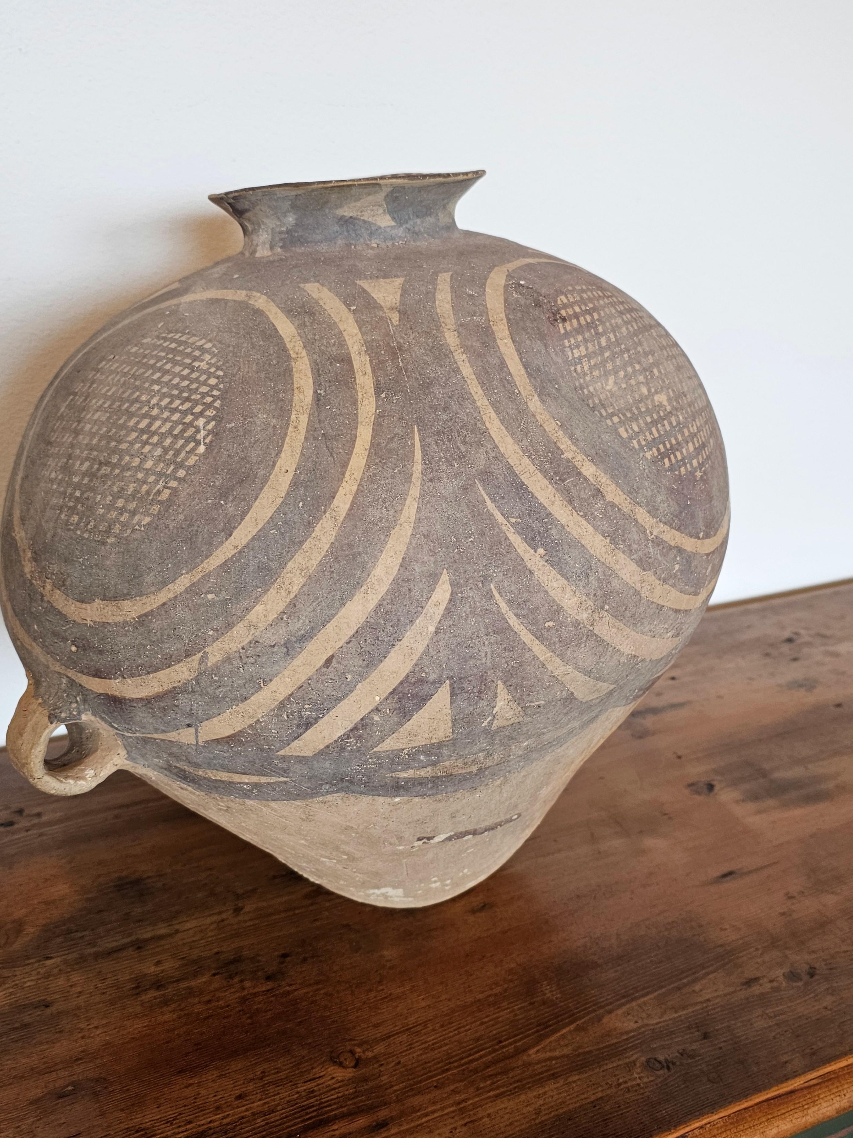 Grande poterie en argile peinte de la période néolithique chinoise Banshan Hu avec poignée en vente 8