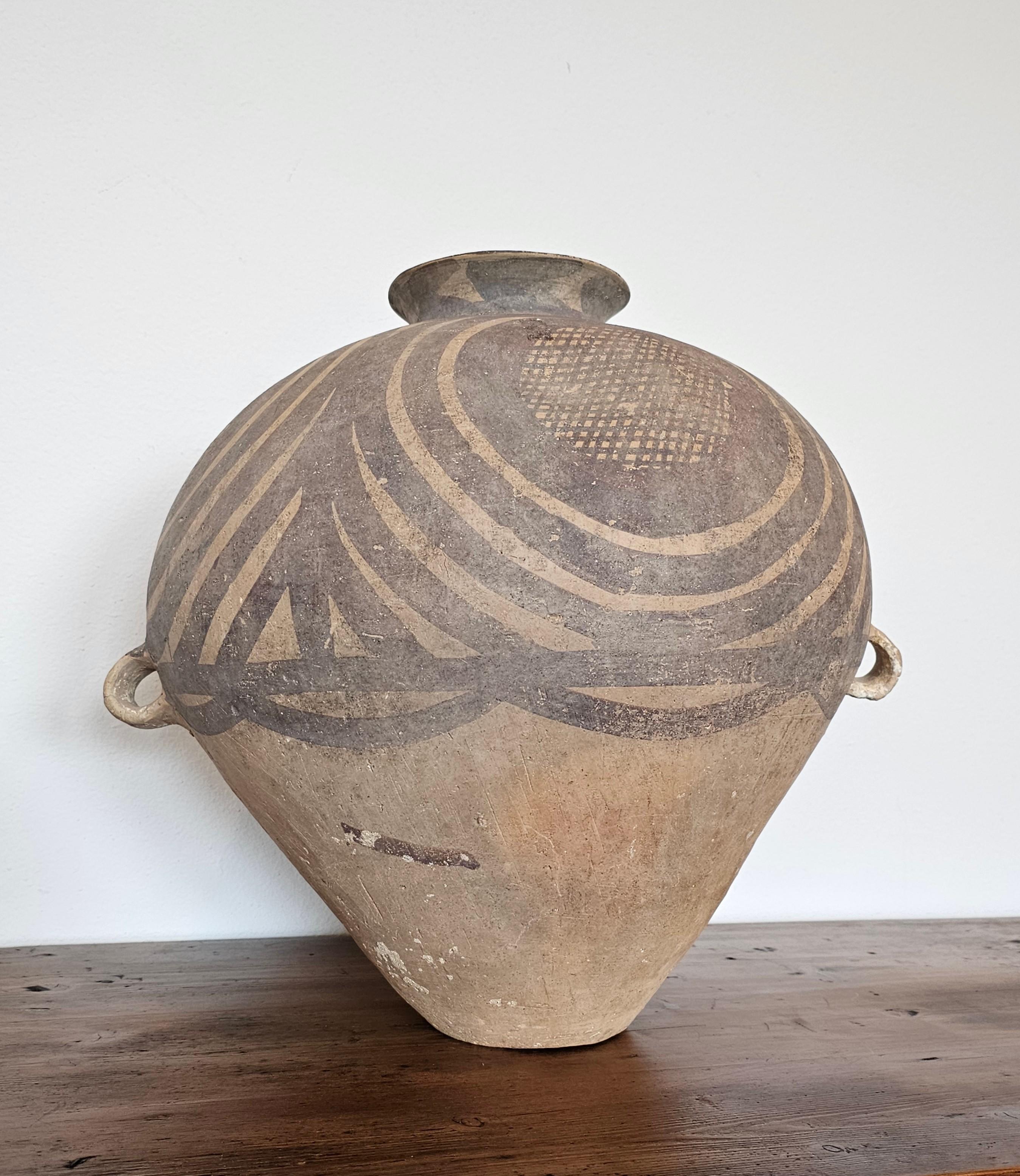 Grande poterie en argile peinte de la période néolithique chinoise Banshan Hu avec poignée en vente 9