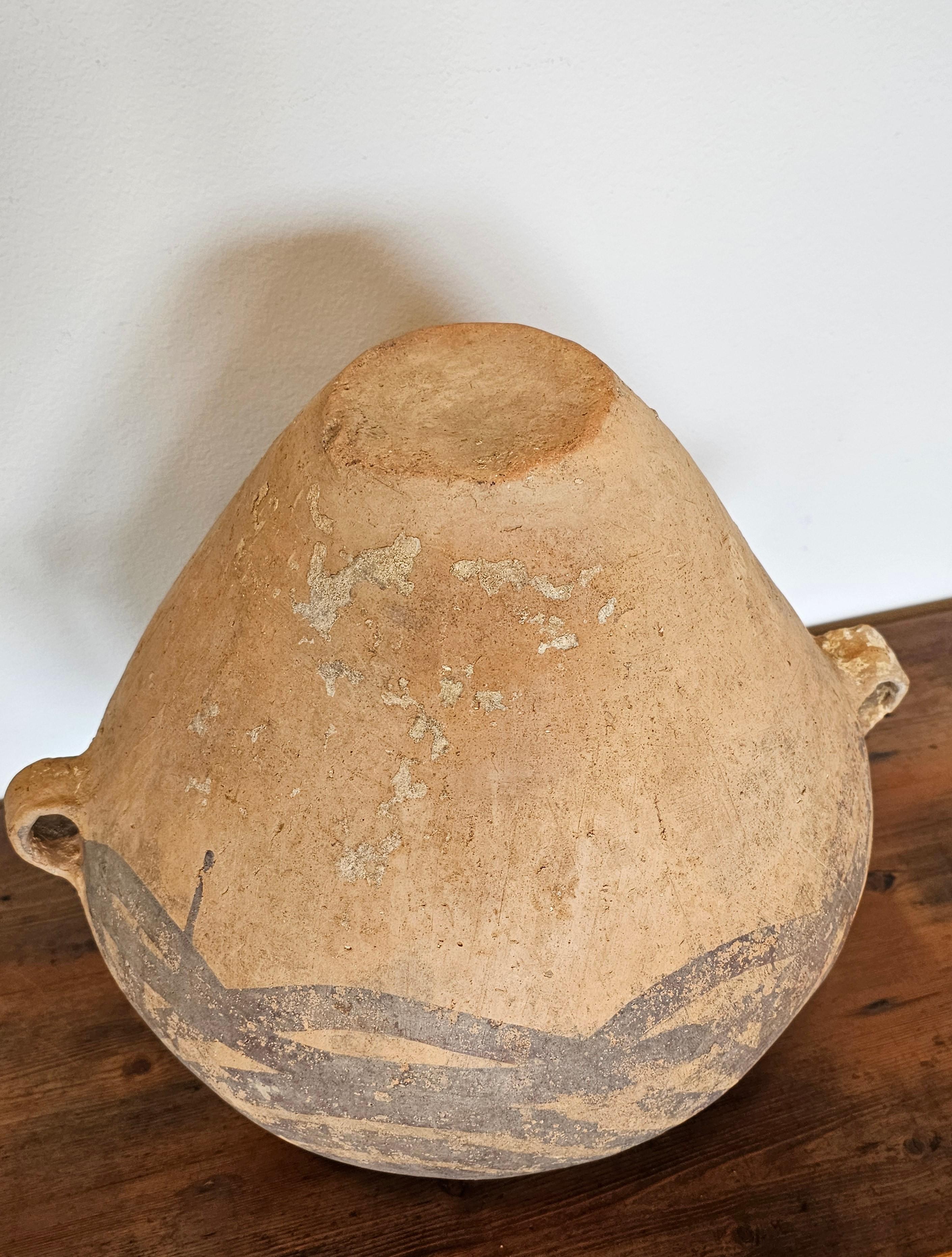 Grande poterie en argile peinte de la période néolithique chinoise Banshan Hu avec poignée en vente 10