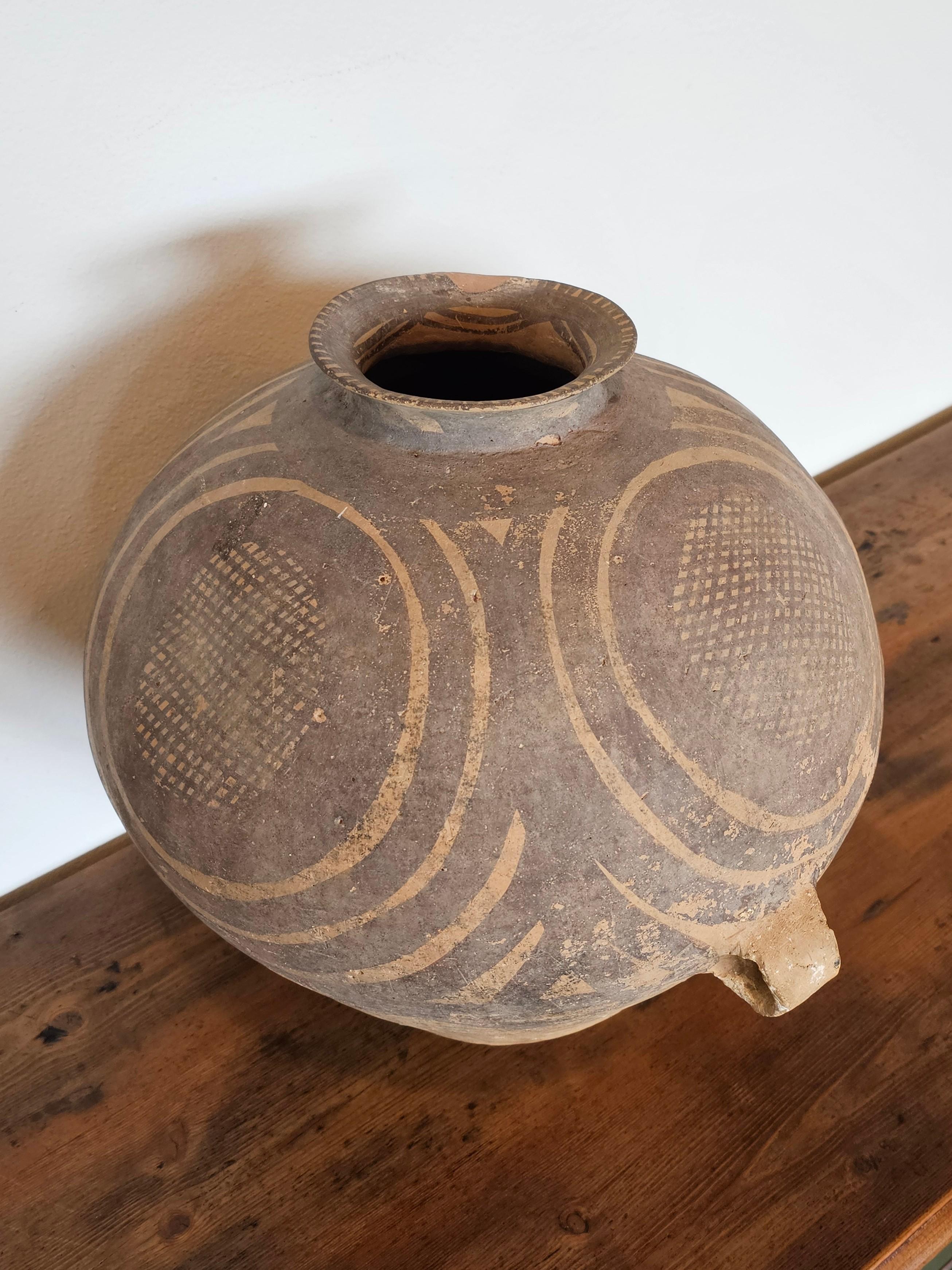 Primitif Grande poterie en argile peinte de la période néolithique chinoise Banshan Hu avec poignée en vente
