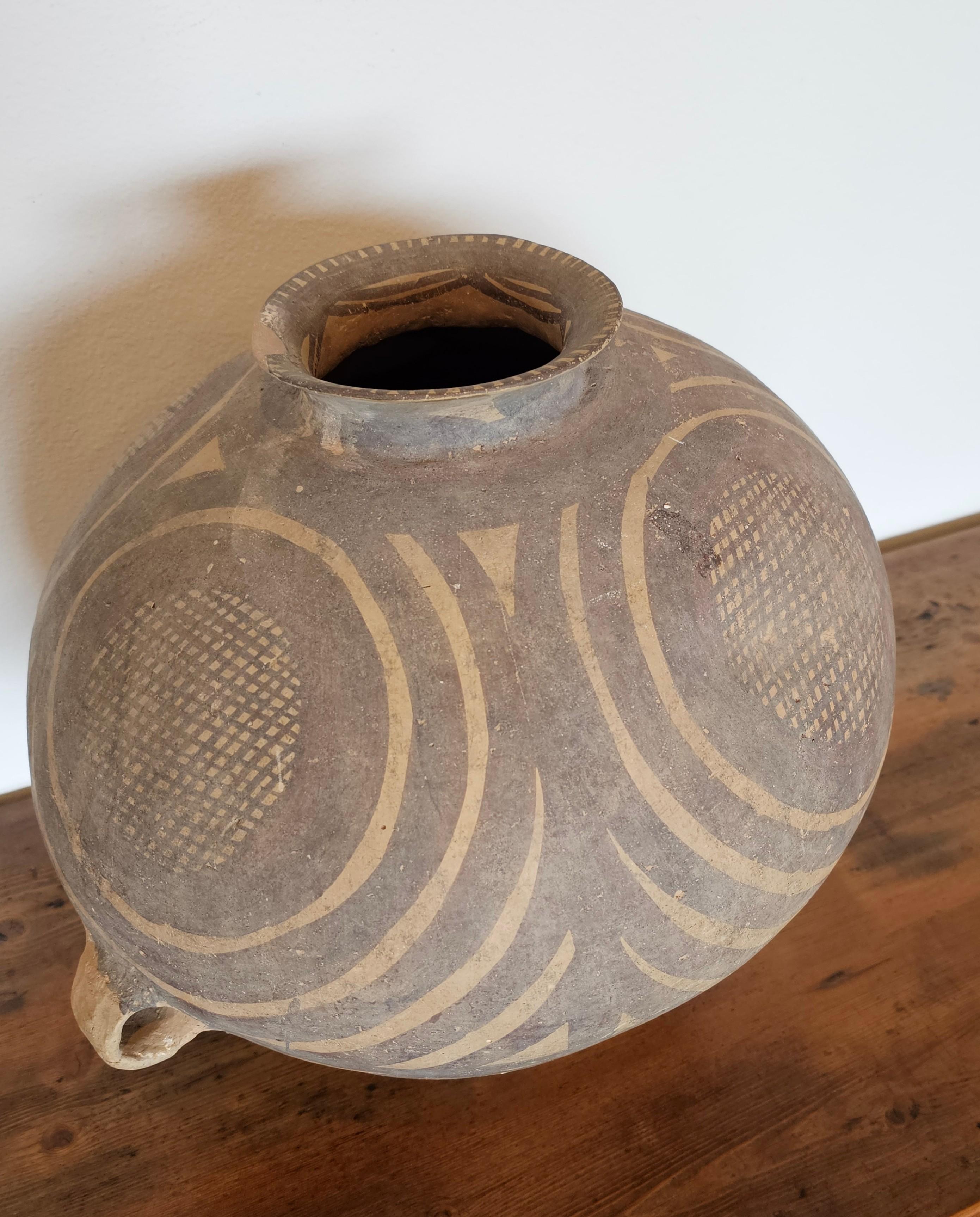 Chinois Grande poterie en argile peinte de la période néolithique chinoise Banshan Hu avec poignée en vente