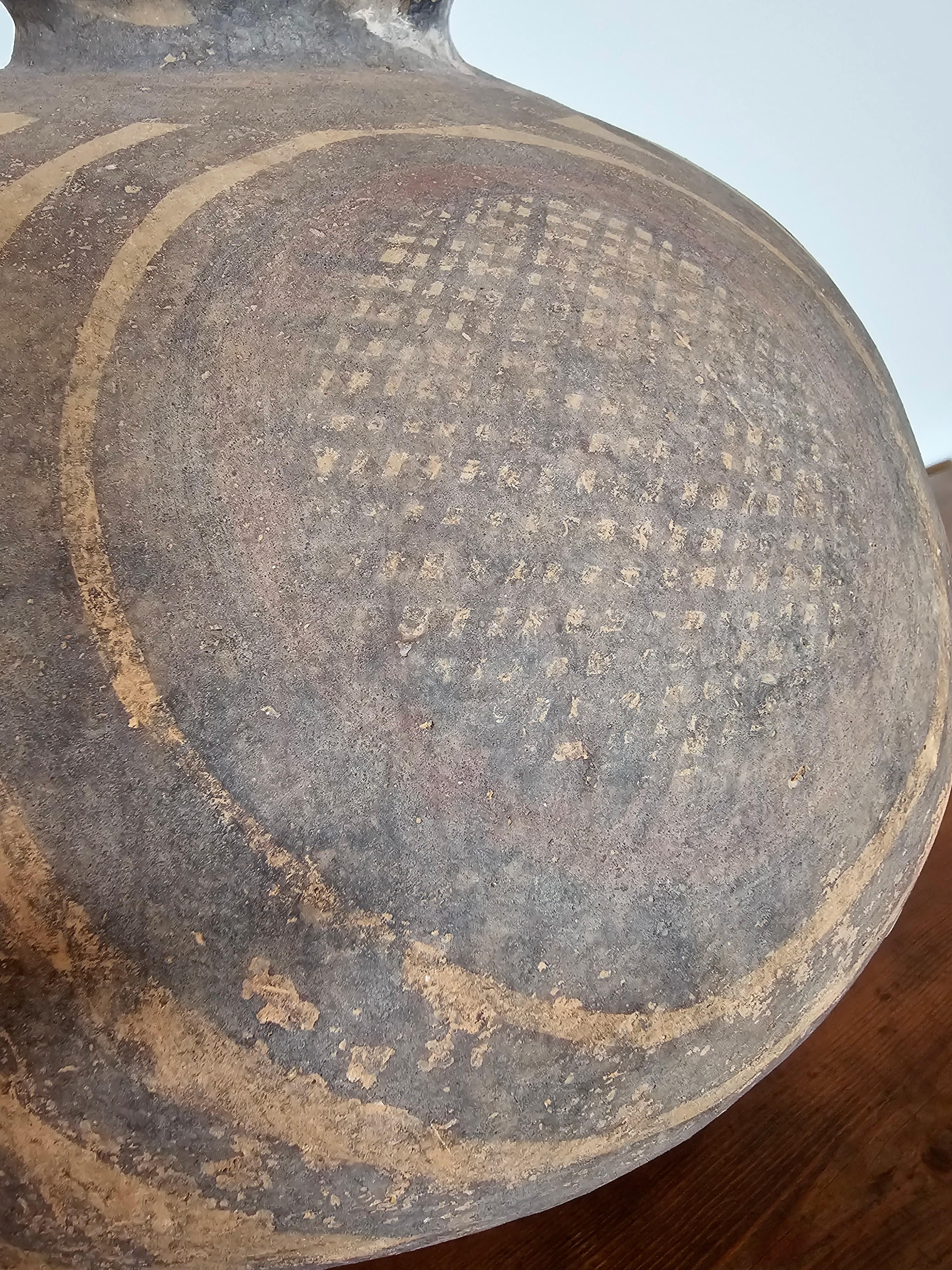 Grande poterie en argile peinte de la période néolithique chinoise Banshan Hu avec poignée Bon état - En vente à Forney, TX