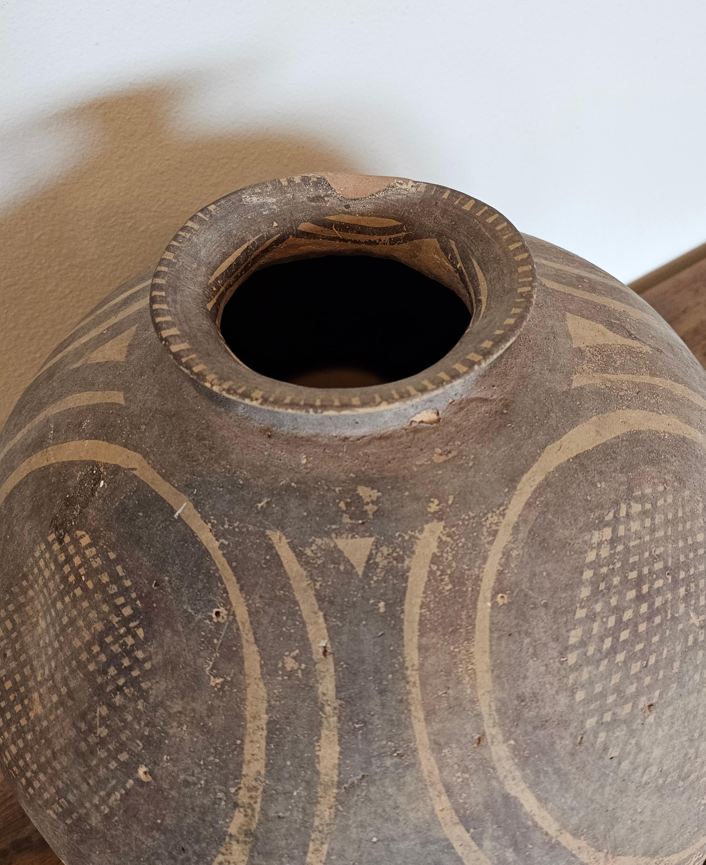 Argile Grande poterie en argile peinte de la période néolithique chinoise Banshan Hu avec poignée en vente