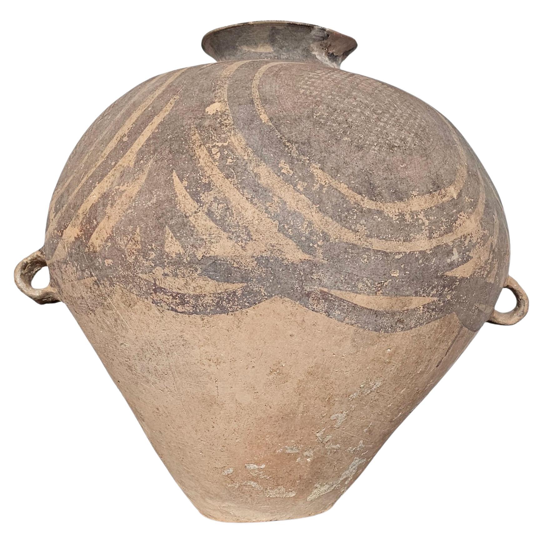 Grande poterie en argile peinte de la période néolithique chinoise Banshan Hu avec poignée en vente