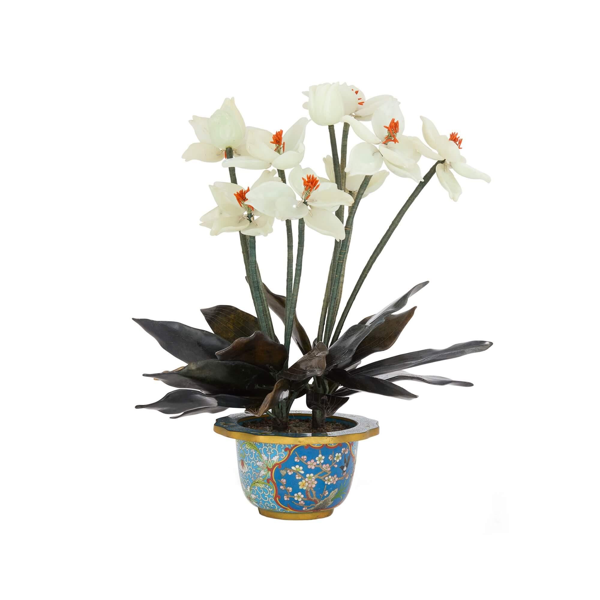 Grand modèle chinois de fleur en néphrite et agate dans un cache-pot en émail cloisonné
Chinois, 20e siècle 
Hauteur 45cm, largeur 38cm, profondeur 31cm

Réalisé en agate, néphrite et émail cloisonné, ce modèle de fleur est un exemple de l'artisanat