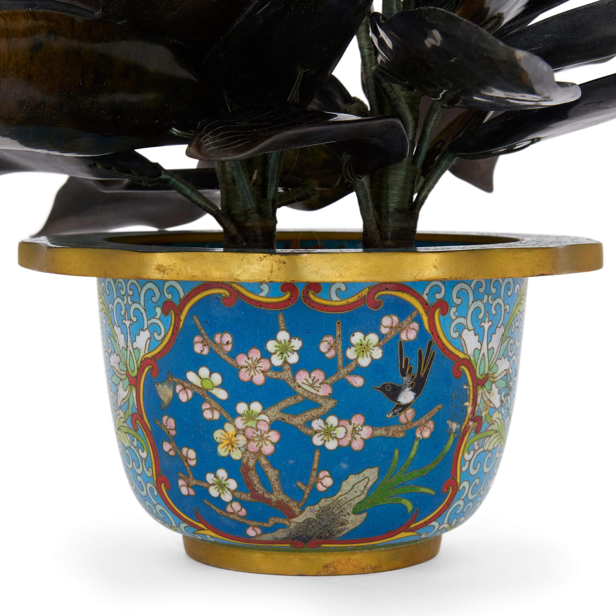 Chinois Grand modèle chinois de fleur en néphrite et agate dans une jardinière en émail cloisonné en vente