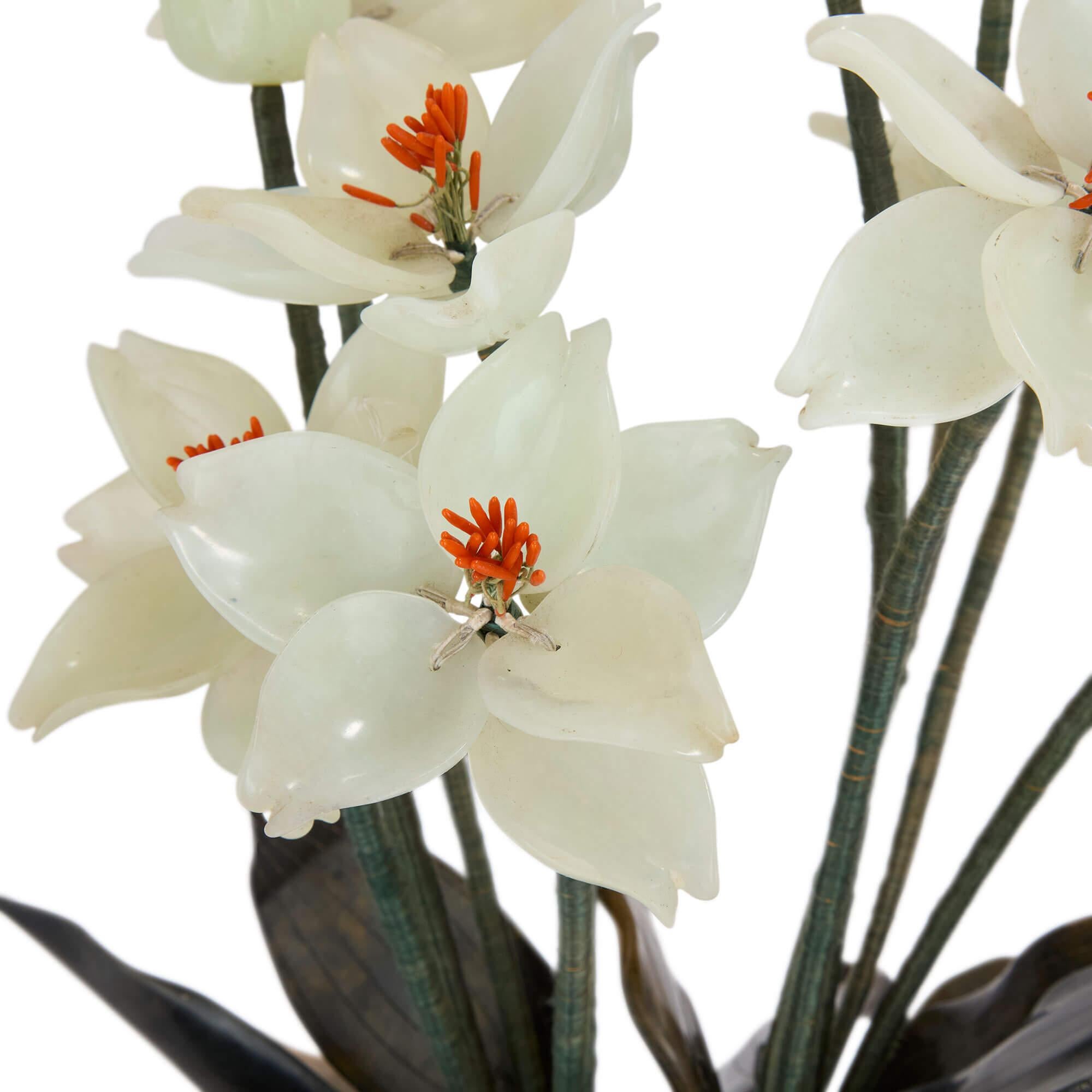 Sculpté Grand modèle chinois de fleur en néphrite et agate dans une jardinière en émail cloisonné en vente