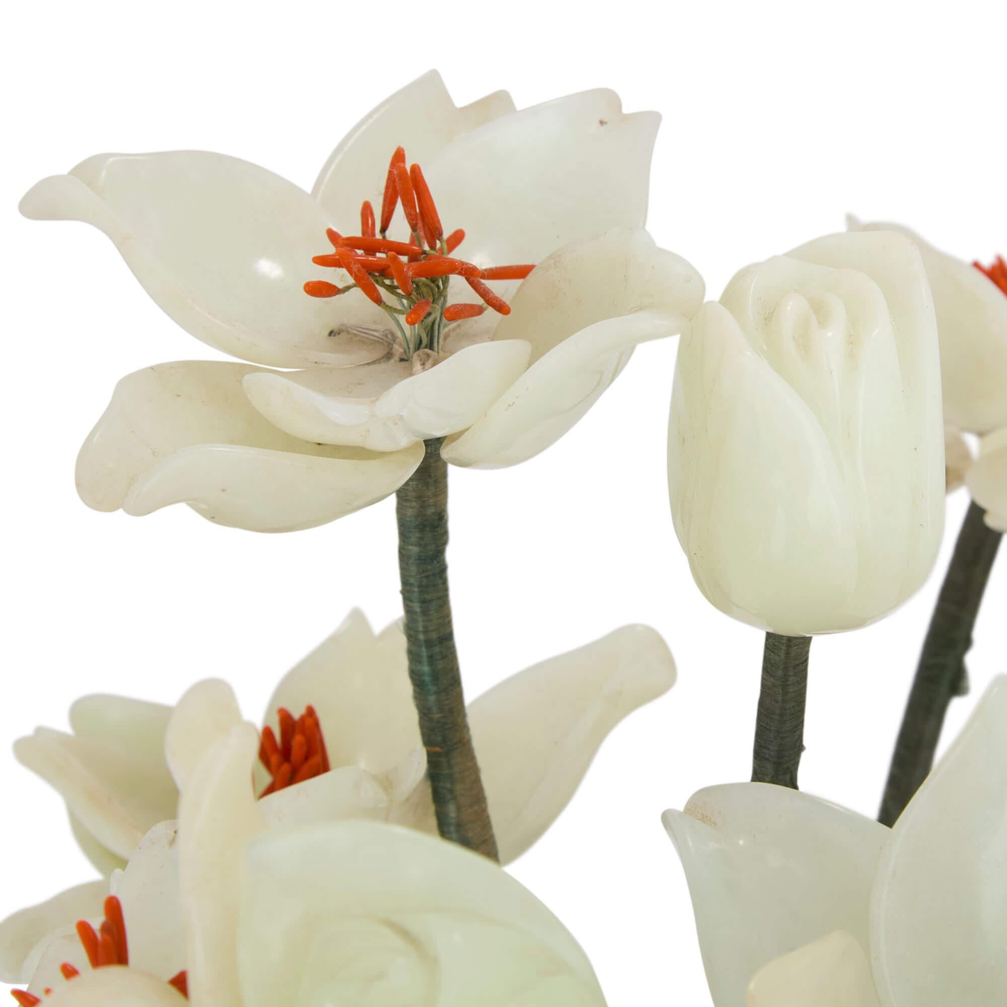 Grand modèle chinois de fleur en néphrite et agate dans une jardinière en émail cloisonné Bon état - En vente à London, GB