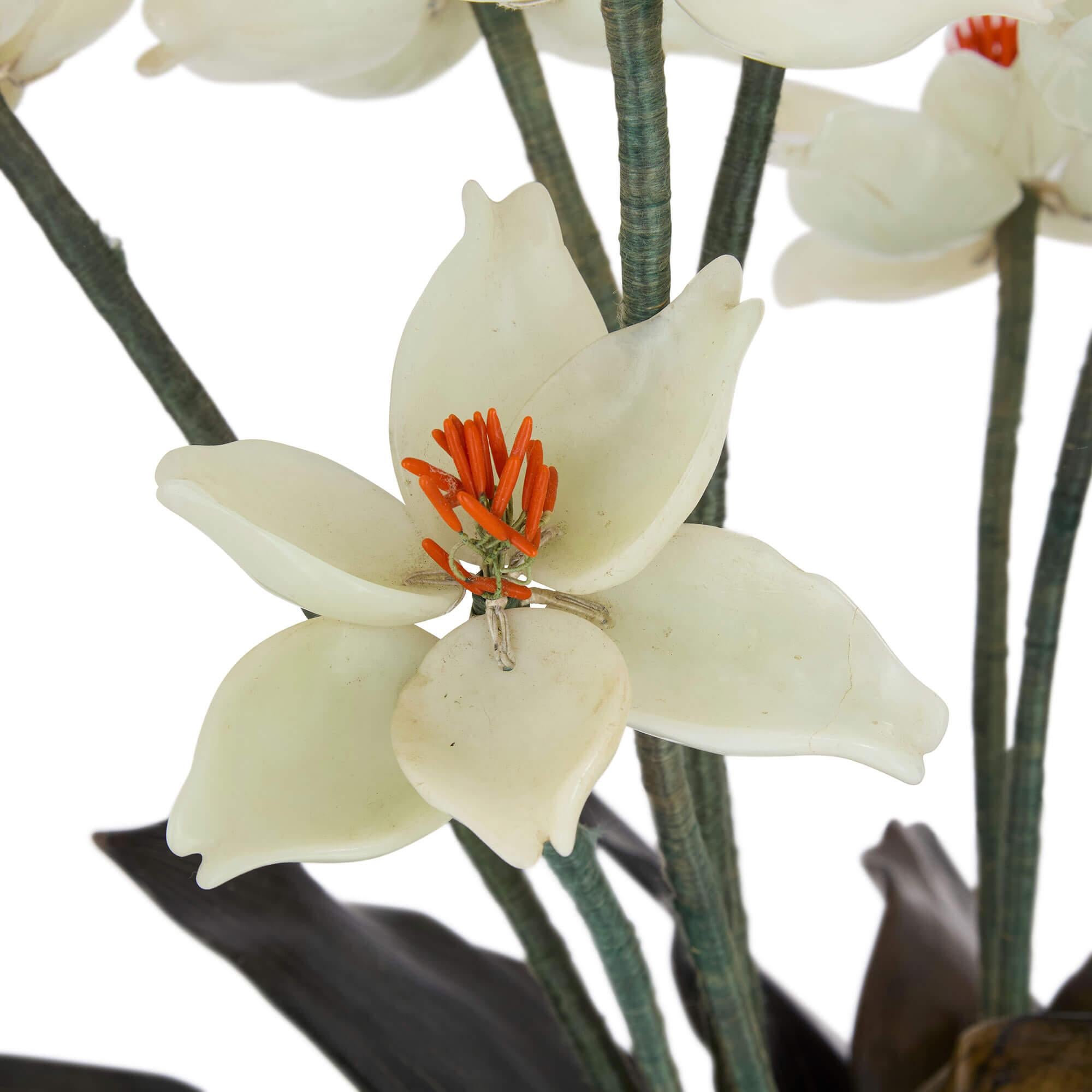 20ième siècle Grand modèle chinois de fleur en néphrite et agate dans une jardinière en émail cloisonné en vente